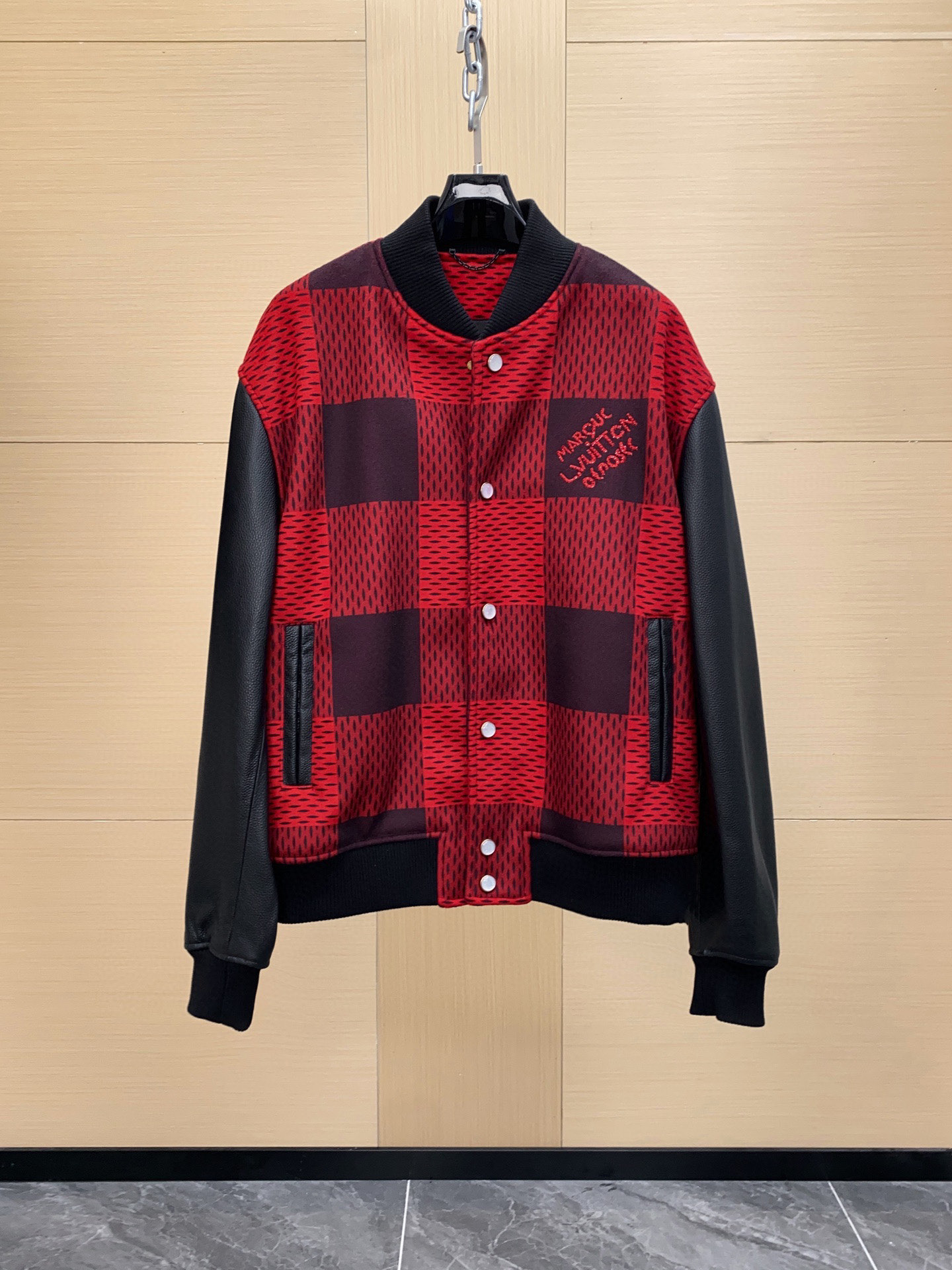 NO:688574,LV Men’s F/W25 Damier Buffalo ‘Checkerboard Men’s Jacket Maoni Baseball Jacket This baseball tunic jacket comes from the 2025 autumn and winter show. It is paved with Damier Buffalo plaid on sheep wool jacquard fabric, and reveals the busty style against the bright colors. Beaded embroidery Marque L.Vuitton deposee  Logo and pearlescent buttons convey dandy style, and grained leather sleeves add a trendy touch. Sizes 46-56,,louis vuitton,louis vuitton,louis vuitton,jackets & coats,jackets & coats,Top Customize119860909LV 驴家 Men’s F/W25 Damier Buffalo‘棋盘格 男士 外套 毛尼棒球服 本款棒球束腰夹克出自 2025 秋冬秀场,于绵羊毛提花面料铺陈 Damier Buffalo 格纹,在鲜明色彩的映衬下流露西部风情.串珠刺绣 Marque L.Vuitton deposee 标识和珠光纽扣传递丹迪风尚,粒面皮革衣袖再添潮流气息.尺码46-56,,louis vuitton,louis vuitton,louis vuitton,jackets & coats,jackets & coats,Top Customize1,Men's clothing