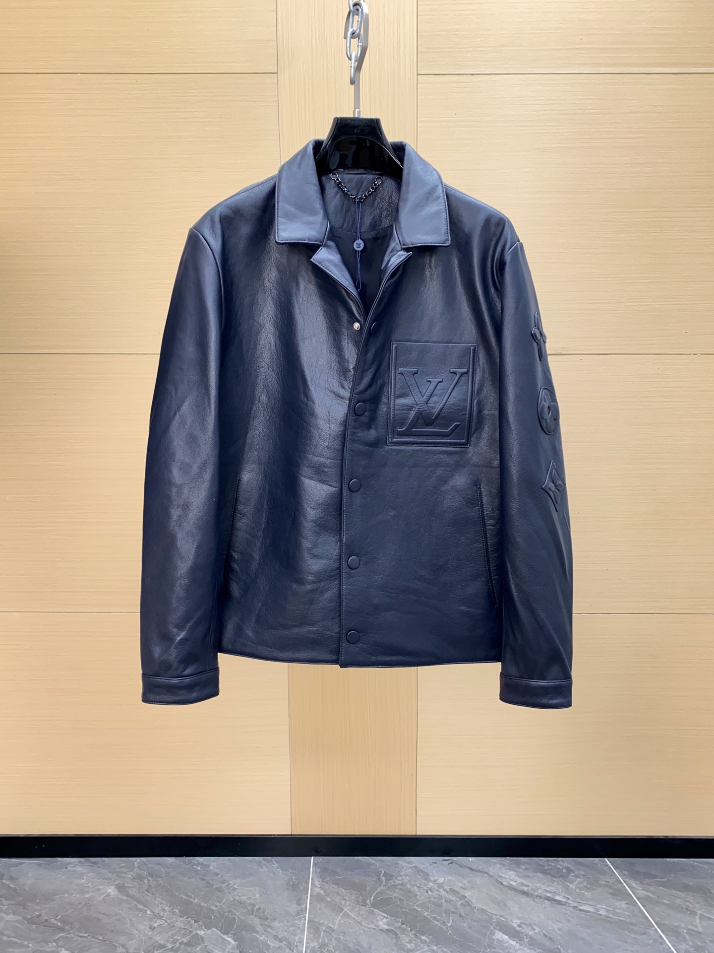 NO:697868,LV Lujia 3D Detail Leather Tunic Jacket This waist jacket is made of soft sheep leather and 3D embossed details, adding an elegant choice to the sports style of the LV Cup series. LV lettering marks the chest patch pocket, Monogram flowers bloom on the left sleeve, and the V-shaped stitching on the back cleverly echoes the Gaston patch under the collar. Sizes 48-56,, louis vuitton, louis vuitton, louis  vuitton,jackets & coats,sheepskin,Top Customize119860909LV 驴家 3D细节皮革束腰夹克 本款束腰夹克以柔软羊皮革邂逅 3D 压纹细节,为 LV Cup 系列运动造型再添雅致之选.LV 字母标注胸前贴袋,Monogram 花卉绽放于左袖,背部 V 形缝线与领口下方的 Gaston 贴饰巧妙呼应.尺码48-56,,louis vuitton,louis vuitton,louis vuitton,jackets & coats,sheepskin,Top Customize1,Men's clothing