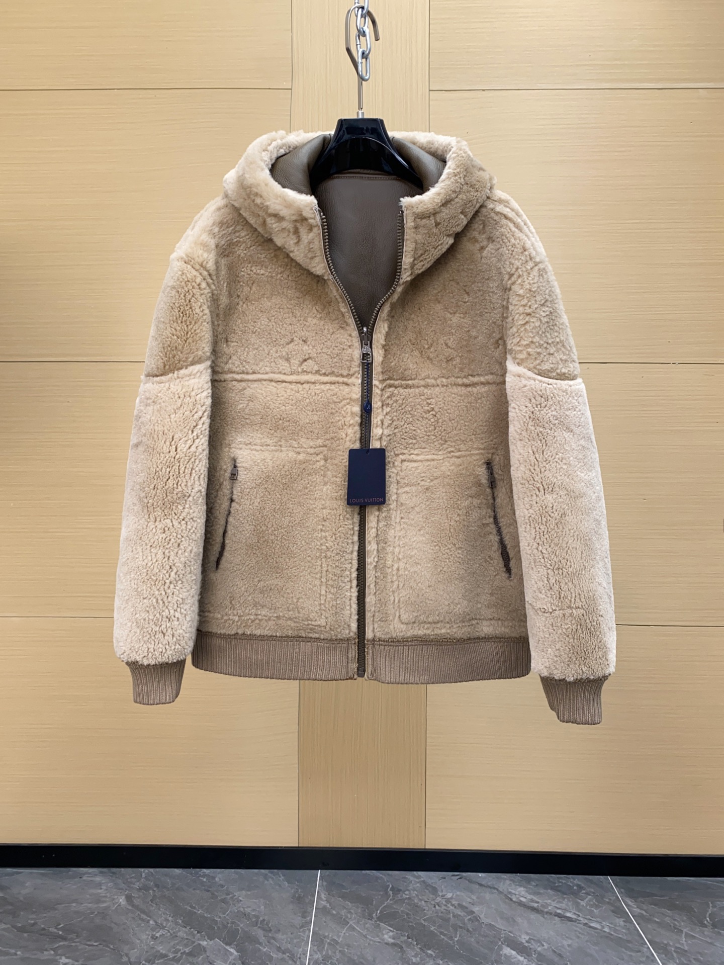NO:676177,Instant delivery from stock!  LV Louis Vuitton's most hard-core extreme cold-proof fur one-piece reversible hooded jacket in autumn and winter LV has made a big move. It is absolutely hard-core, absolutely cold-proof, and the ultimate item for New Year hibernation must be this one. It is the first choice for New Year's war clothes. Cabinets have been sold out, and it is estimated that it will not be available before the year. Fur one-piece reversible is extremely rare, with high cost and high craftsmanship requirements. Only top luxury brands have the strength to produce such a style regardless of cost.  Self-purchased original version with precise one-to-one development of shearing logo technology!  The details are in the cabinet. The upper body effect is invincible. Imported customized wool one-piece material, the texture is perfectly reproduced. 48-56,, louis vuitton, louis vuitton, jackets & coats, hats, Top Customize19860909现货秒发！ LV 路易家秋冬最硬核极致御寒皮毛一体两面穿连帽夹克 LV放大招了,绝对的硬核,绝对的御寒,过年冬眠极致单品必是这款.是过年战衣的首选.柜柜已经卖断货,年前估计是不会上货了. 皮毛一体两面穿,是极少见的,成本高工艺要求高,也只有顶级的奢牌才有实力不计成本的出这样的款. 自购原版精准一比一开发剪毛logo工艺！细节入柜.上身效果无敌.进口定制羊毛一体料,质感完美复刻.48-56,,louis vuitton,louis vuitton,jackets & coats,hats,Top Customize1,Men's clothing