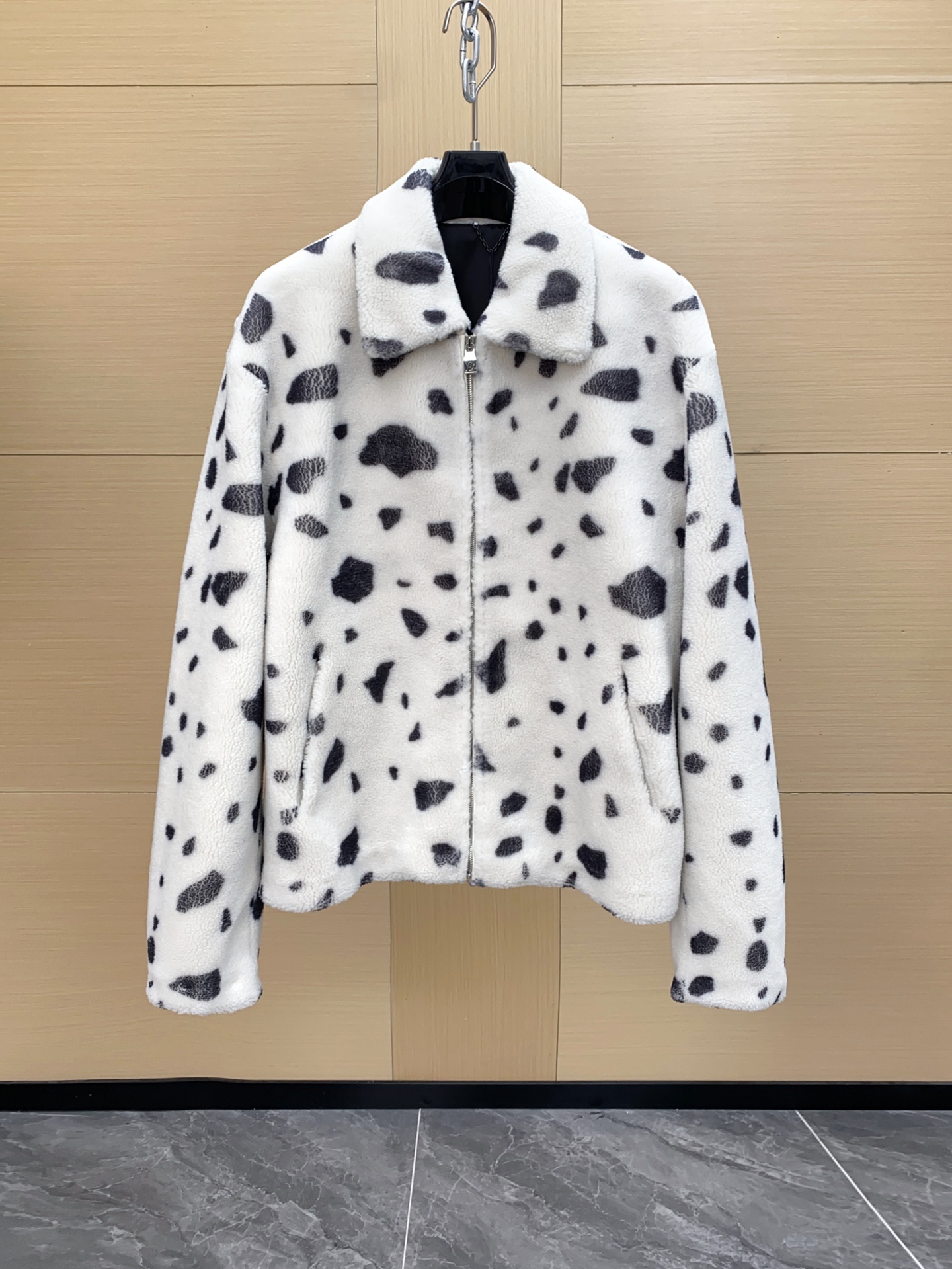 NO:688556,LV 25 early spring men's wear Precoll series men's short lapel grain wool fur 100% imported grain wool!  Original version, good upper body effect, high thermal insulation factor, size 48-56,,louis vuitton,Top Customize119860909LV 25早春男装 Precoll 系列 男士短款翻领颗粒羊毛皮草 百分百进口颗粒羊毛！原版版型 上身效果佳 保暖系数高 尺码48-56,,louis vuitton,Top Customize1,Men's clothing