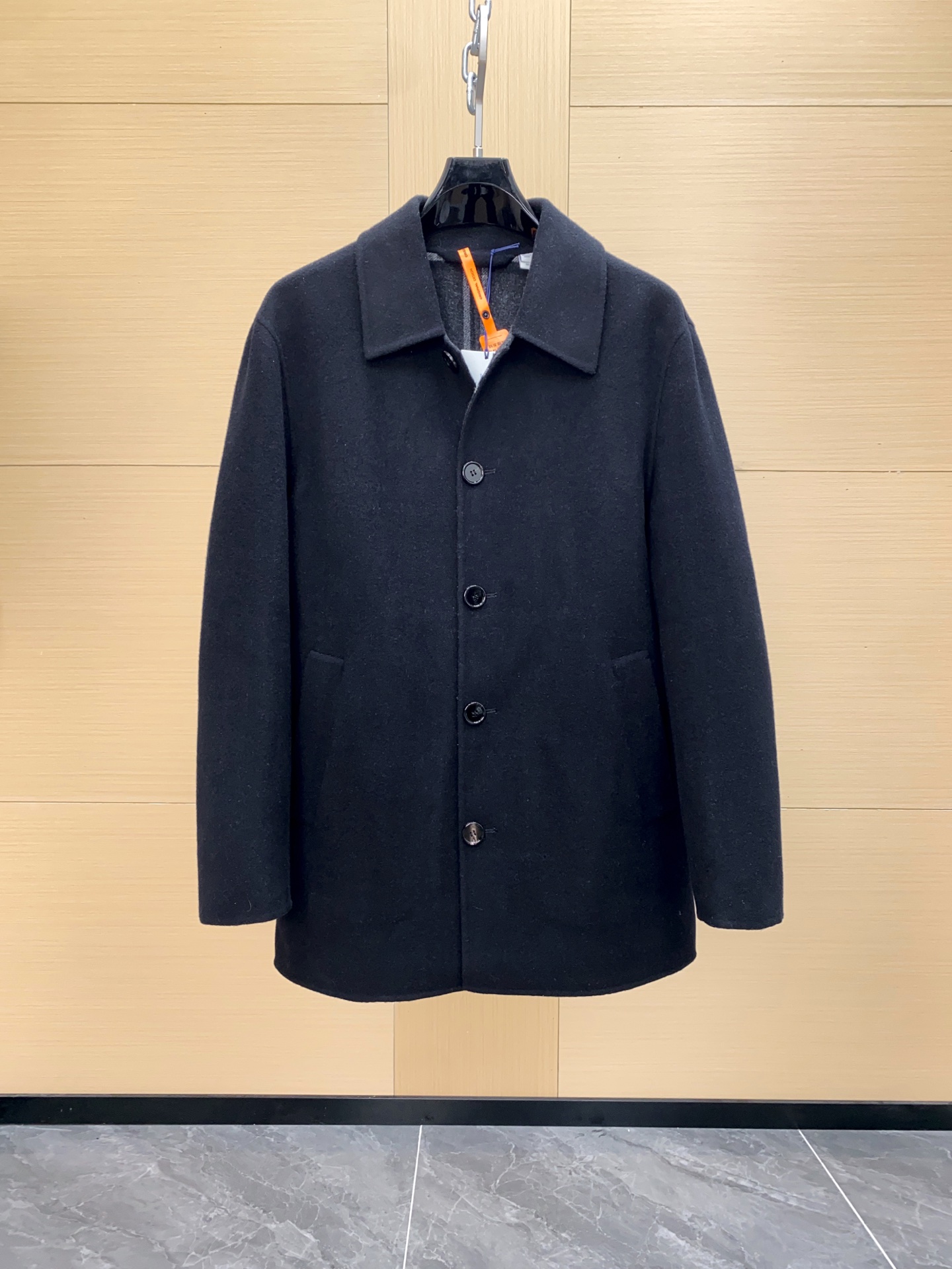 NO:675573,Ready for sale!  Original and authentic. Burberry Men's classic single-breasted wool lightweight coat, double-sided sheep wool. Light coat, made of double-sided wool fabric, decorated with worsted Burberry check pattern on the inside, showing a slim fit. From the Burberry classic series, interpreting wardrobe essentials with distinctive brand style. Exclusively customized  Double-sided worsted sheep wool is made from high-quality wool from alpine production areas. The fiber is fine and flexible, the surface texture is fine and smooth, and the inner layer is warm and comfortable. Compared with ordinary wool or blended coats on the market, double-sided wool has been repeatedly carded and compressed to ensure a crisp silhouette, lightness and warmth without appearing heavy. The pattern and tailoring continue the classic British style, and the overall look is  The mid-length straight silhouette has a naturally flat shoulder line, which modifies the proportions of the body. The opening and closing of the cuffs and collar are just right, which not only facilitates movement, but also maintains a capable temperament. Precision three-dimensional tailoring is used in the details to make the coat fit better on the shoulder and back curve when it is on the upper body, showing a straight and stylish effect. The buttons are customized with brand engraved natural horn buttons, which are full of gloss, strong and durable, and the details highlight low-key luxury. Classic plaid high standard  In the anti-grain process, the plaid lines can be accurately aligned whether in splicing, pockets or corners, reflecting the brand's consistent rigor and sophistication. Many coats on the market will ignore the alignment of the plaid in pockets, plackets, linings, etc. due to labor or cost issues, resulting in the finished product looking slightly messy; while Burberry insists on  All visible joints such as the front placket, pockets, lining and sleeve seams maintain strict alignment. This is the obvious difference between high-end luxury brands and ordinary craftsmanship.,,burberry,burberry,Top Customize119860909现货发售！原装真品. Burberry 巴宝莉男士经典单排扣羊毛轻便大衣 双面绵羊毛 . 轻便大衣,选用双面羊毛面料打造,内侧装饰精纺 巴宝莉 格纹,呈现修身版型.来自 巴宝莉经典之作系列,以鲜明品牌风格诠释衣橱必备款式. 独家订制 双面精纺绵羊毛,面料由高山产区优质羊毛纺织而成,纤维细腻柔韧,表层质感细腻顺滑,内层保暖舒适.与市面普通羊毛或混纺大衣相比,双面羊毛经过反复梳理与压缩工艺,既保证了挺括的轮廓感,又兼具轻盈与保暖性,不会显得厚重. 版型与裁剪延续了经典英伦风格,整体为 中长款直筒廓形,肩部线条自然平整,修饰身材比例.袖口与领口的开合恰到好处,既方便活动,又保持干练气质.细节上采用精密立体裁剪,使大衣在上身时更加贴合肩背曲线,展现挺拔有型的效果 ,纽扣选定制品牌刻字天然牛角扣光泽度饱满,坚固耐用,细节彰显低调奢华. 经典格纹 高标准 对纹工艺无论在拼接、口袋还是边角处,格纹线条均能精确对齐,体现品牌一贯的严谨与考究. 市面很多大衣会因为省工或成本问题,忽略口袋、门襟、内里等位置的格纹对齐,导致成品看起来略显凌乱；而 巴宝莉则坚持在 前门襟、口袋、内里和袖缝等所有可见拼接处保持严格对纹,这正是高奢大牌与普通工艺的明显差别.,,burberry,burberry,Top Customize1,Men's clothing