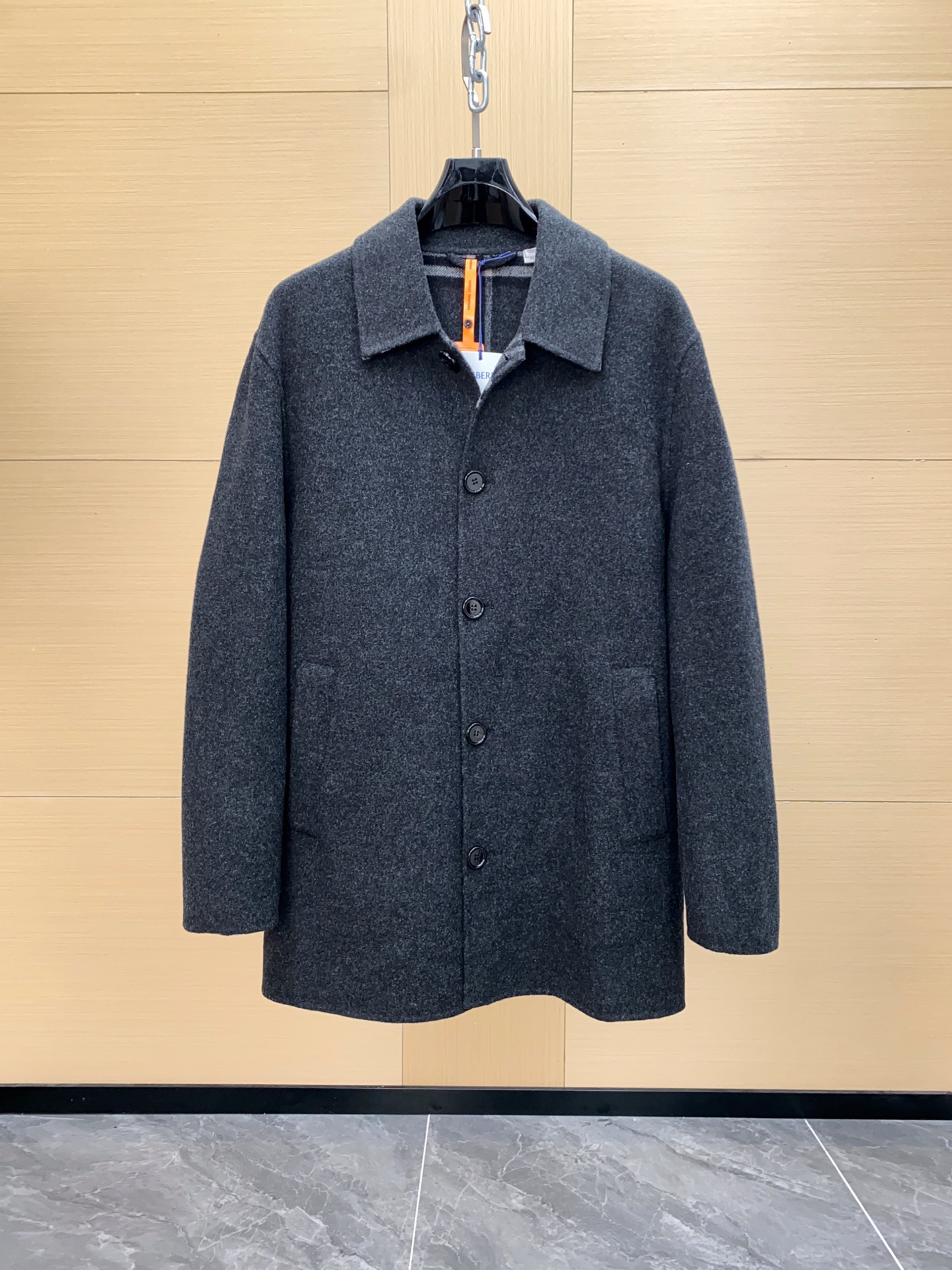 NO:675577,Ready for sale!  Original and authentic. Burberry Men's classic single-breasted wool lightweight coat, double-sided sheep wool. Light coat, made of double-sided wool fabric, decorated with worsted Burberry check pattern on the inside, showing a slim fit. From the Burberry classic series, interpreting wardrobe essentials with distinctive brand style. Exclusively customized  Double-sided worsted sheep wool is made from high-quality wool from alpine production areas. The fiber is fine and flexible, the surface texture is fine and smooth, and the inner layer is warm and comfortable. Compared with ordinary wool or blended coats on the market, double-sided wool has been repeatedly carded and compressed to ensure a crisp silhouette, lightness and warmth without appearing heavy. The pattern and tailoring continue the classic British style, and the overall look is  The mid-length straight silhouette has a naturally flat shoulder line, which modifies the proportions of the body. The opening and closing of the cuffs and collar are just right, which not only facilitates movement, but also maintains a capable temperament. Precision three-dimensional tailoring is used in the details to make the coat fit better on the shoulder and back curve when it is on the upper body, showing a straight and stylish effect. The buttons are customized with brand engraved natural horn buttons, which are full of gloss, strong and durable, and the details highlight low-key luxury. Classic plaid high standard  In the anti-grain process, the plaid lines can be accurately aligned whether in splicing, pockets or corners, reflecting the brand's consistent rigor and sophistication. Many coats on the market will ignore the alignment of the plaid in pockets, plackets, linings, etc. due to labor or cost issues, resulting in the finished product looking slightly messy; while Burberry insists on  All visible joints such as the front placket, pockets, lining and sleeve seams maintain strict alignment. This is the obvious difference between high-end luxury brands and ordinary craftsmanship.,,burberry,burberry,Top Customize119860909现货发售！原装真品. Burberry 巴宝莉男士经典单排扣羊毛轻便大衣 双面绵羊毛 . 轻便大衣,选用双面羊毛面料打造,内侧装饰精纺 巴宝莉 格纹,呈现修身版型.来自 巴宝莉经典之作系列,以鲜明品牌风格诠释衣橱必备款式. 独家订制 双面精纺绵羊毛,面料由高山产区优质羊毛纺织而成,纤维细腻柔韧,表层质感细腻顺滑,内层保暖舒适.与市面普通羊毛或混纺大衣相比,双面羊毛经过反复梳理与压缩工艺,既保证了挺括的轮廓感,又兼具轻盈与保暖性,不会显得厚重. 版型与裁剪延续了经典英伦风格,整体为 中长款直筒廓形,肩部线条自然平整,修饰身材比例.袖口与领口的开合恰到好处,既方便活动,又保持干练气质.细节上采用精密立体裁剪,使大衣在上身时更加贴合肩背曲线,展现挺拔有型的效果 ,纽扣选定制品牌刻字天然牛角扣光泽度饱满,坚固耐用,细节彰显低调奢华. 经典格纹 高标准 对纹工艺无论在拼接、口袋还是边角处,格纹线条均能精确对齐,体现品牌一贯的严谨与考究. 市面很多大衣会因为省工或成本问题,忽略口袋、门襟、内里等位置的格纹对齐,导致成品看起来略显凌乱；而 巴宝莉则坚持在 前门襟、口袋、内里和袖缝等所有可见拼接处保持严格对纹,这正是高奢大牌与普通工艺的明显差别.,,burberry,burberry,Top Customize1,Men's clothing