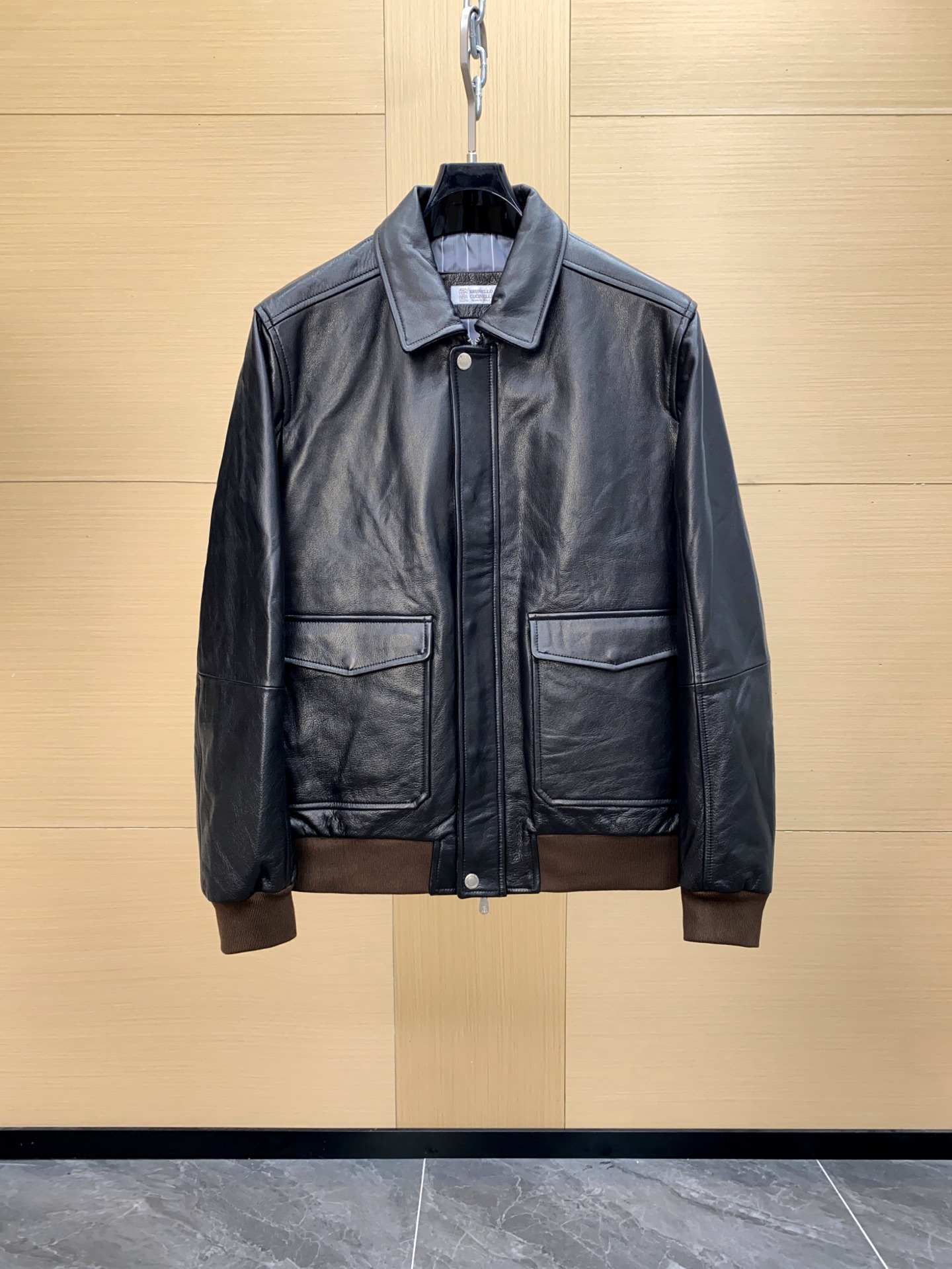 NO:675566,BC Men's Brunello Cucinelli Casual Fashion Short Jacket Leather Jacket . Leather Bomber Jacket ｜ Be sure to make it exclusively!  No load on your wallet!  !!!Easily own the highest-grade Brunello in autumn and winter  The material of Cucinelli shows the traditional taste of this short jacket. The jacket is made of carefully selected leather, and the grain matches the slightly irregular texture, creating a unique feature. The shirt-style collar and double placket structure, with flap pockets and practical multi-level storage inner pockets, combined with the standard version, highlight the design of the jacket. Taking into account both functionality and daily wear. The overall version is neat and fitted, interpreting the low-key and luxurious gentleman style. It is a high-end jacket with both casual and elegant temperament.  Detailed zip and press-button double placket | Shirt-style collar | Patch-pocket flap and buttoned hem pockets | Ribbed cuffs and hem | Two buttoned interior pockets and a pen pocket | Lined  Made of high-quality sheep leather, the leather texture is natural and delicate, showing a slightly irregular grain effect, which not only retains the original texture of the real leather, but also highlights the unique sense of high-end. The sheep leather feels soft but has good stiffness, is light and comfortable, and is suitable for long-term wear. The leather has been  Fine tanning and post-processing processes effectively improve the wear resistance and tensile strength. The surface has a slight luster, which combines texture and durability. The grain texture shows layered changes under light and shadow, making the overall jacket more three-dimensional. The auxiliary metal zippers and exclusive engraved snap buttons highlight the brand's exquisite style in the details; echoing the smooth touch of cupro fiber inside, the combination of leather and lining ensures comfort and breathability when wearing.  It is also matched with exclusive leather binding and embroidered buttonholes, showing the level of Italian craftsmanship. The cuffs and hem are edged with ribbed fabric, taking into account practicality and design, improving the stability of the overall silhouette, brunello cucinelli,wallets,jackets & coats,jackets & coats,shirts,leather jacket,sheepskin,Top Customize119860909BC男装 Brunello Cucinelli 休闲时尚短夹克皮衣外套 . 皮革飞行员夹克 ｜ 认准独家打造！钱包无负荷！!!!秋冬轻松拥有最高档次 Brunello Cucinelli的材料展现了这款短夹克的传统品味.夹克采用精选皮革制作,粒面契合些许不规则的纹理,营造自成一家的特色.衬衫式衣领与双门襟结构,搭配翻盖式口袋与实用的多层次收纳内袋,与标准版型组合,彰显了夹克的设计感.兼顾功能性与日常穿搭.整体版型利落合身,诠释低调奢华的绅士风格,是一款兼具休闲与优雅气质的高端夹克  细节设计拉链和揿扣双门襟 ｜衬衫式领子｜贴袋式翻盖和系扣下摆口袋｜袖口和下摆罗纹编织｜两个系扣内口袋和一个笔袋｜带衬里 选用上乘羊皮革制作,皮面纹理自然细腻,呈现轻微不规则的粒面效果,既保留了真皮的原始质感,又凸显出独特的高级感.羊皮革手感柔软却具备良好的挺括度,轻盈舒适,适合长时间穿着. 皮料经过 精细鞣制与后道处理工艺,有效提升了耐磨性与抗拉强度,表面带有微光泽感,兼具质感与耐用性.粒面肌理在光影下呈现层次变化,使整体夹克更显立体. 辅料金属拉链与专属刻字四合扣,细节中彰显品牌精致格调；与内里 铜氨纤维的顺滑触感相互呼应,皮革与衬里的结合保证了穿着时的舒适性与透气性. 并搭配专属皮革包边与刺绣扣眼,尽显意大利工艺水准.袖口与下摆使用罗纹织物收边,兼顾实用性与设计感,提升整体廓形稳定度,,brunello cucinelli,wallets,jackets & coats,jackets & coats,shirts,leather jacket,sheepskin,Top Customize1,Men's clothing