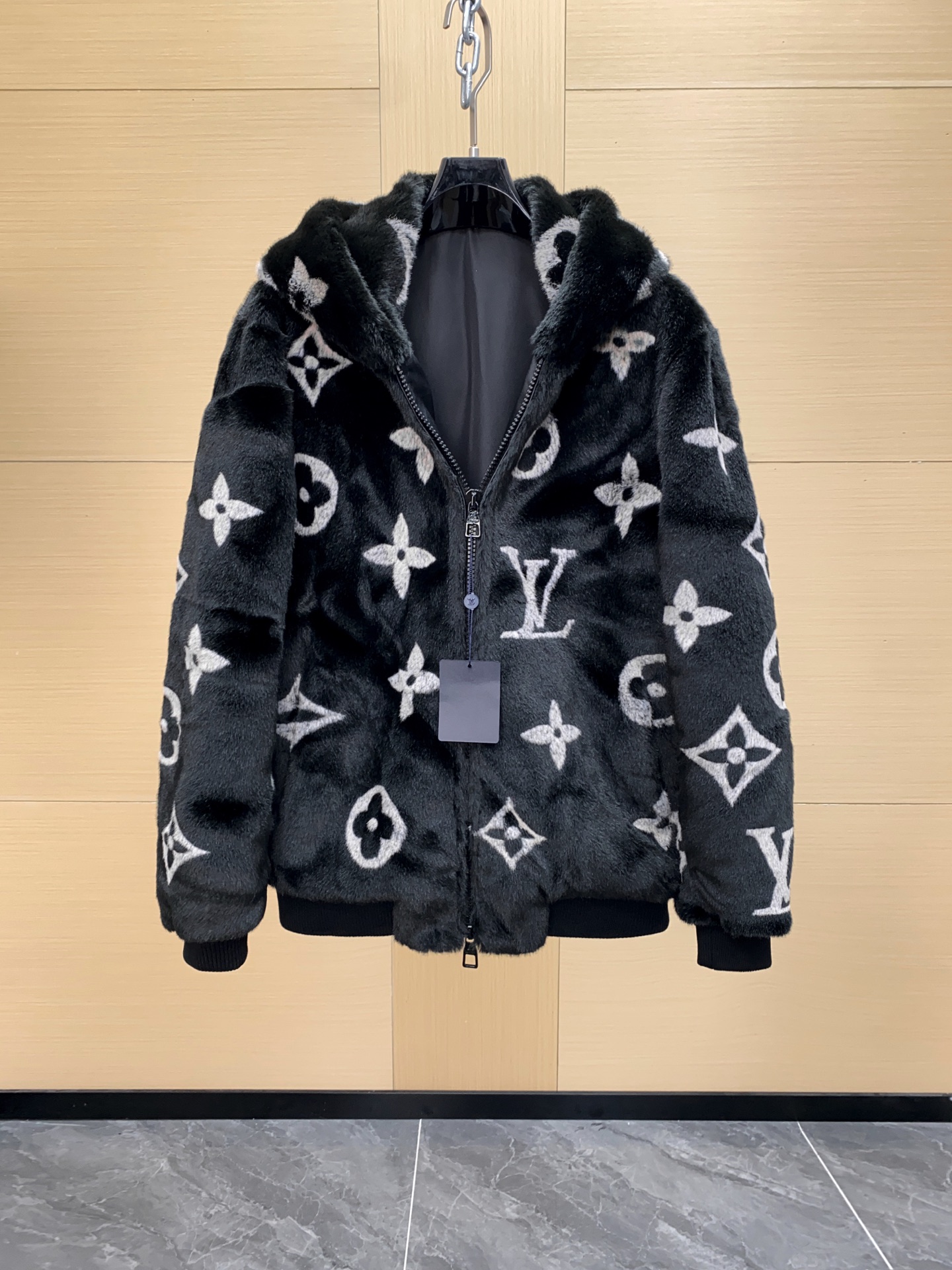 NO:675578,LV official website sells W presbyopia imitation mink jacket with white logo embedded and buckle flower craft. The craftsmanship is very complicated. The quantity is not large. If you miss it this year, you may miss it forever. Same style for men and women. Size 48-56, louis vuitton, jackets & coats, Top Customize19860909LV 官网售W老花仿水貂外套 嵌入白色logo,扣花工艺,工艺非常复杂 数量不多 今年错过了可能就永远错过了.男女同款 码数48-56,,louis vuitton,jackets & coats,Top Customize1,Men's clothing