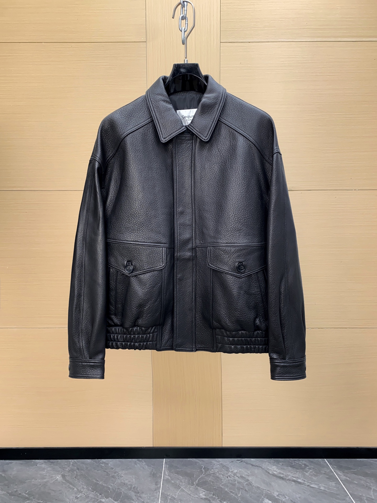 NO:675580,YSL 2025 new men's bubble sheep leather bomber jacket continues YSL's iconic bomber jacket tailoring, with an overall crisp and neat shoulder line, which brings a tough temperament while retaining the smooth drape of the leather. This jacket is made of pure full-grain sheepskin, which is different from the common coated or spliced leather on the market. Sheepskin is naturally light and soft, has good breathability and is extremely comfortable to wear. Unique 'bubble' embossing process The leather surface has been processed  The granular heat pressing and shaping treatment form a delicate 'bubble particle' texture, which is visible to the naked eye and has a soft and tensile feel. This kind of leather not only shows a more fashionable layering, but also shows subtle matte and luster changes under light and shadow, which is far from ordinary smooth sheepskin. The leather used is:  The full-grain sheepskin of the same grade at the counter has been treated with a special 'bubble embossing' process. The leather particles are three-dimensional and natural, and the hand feels soft and delicate. Compared with the common split leather, shaved leather and even synthetic leather on the market, it is not only more advanced in terms of luster and touch, but also has advantages in wear resistance, breathability and service life.  In terms of craftsmanship details, accessories, zippers, ribs and linings are all selected and sewn according to counter standards. The wiring is fine and regular. The ready-made garments are crisp and stylish, completely matching the counter quality. Ordinary versions on the market often have problems such as uneven leather particles, thick and stiff, and insufficient accessories. The overall temperament is significantly different.,,saint laurent,jackets & coats,sheepskin,Top Customize119860909YSL 2025新款 男装泡泡羊皮革飞行员夹克 延续 YSL 标志性的 飞行员夹克剪裁,整体挺括利落,肩线精准,带来硬朗气质的同时保留了皮革的顺滑垂坠感  这件夹克采用纯正全粒面羊皮,区别于市面常见的涂层或拼接皮革.羊皮天然轻盈柔软,透气性佳,穿着舒适度极高. 独特“泡泡”压纹工艺 皮面经过 颗粒感热压与定型处理,形成细腻的“泡泡颗粒”肌理,肉眼可见立体感,手感则兼具柔软与张力.这样的皮质不仅更显时尚层次感,还能在光影下呈现出微妙的哑光与光泽变化,远非普通光面羊皮可比. 所用皮料为 专柜同级的全粒面羊皮,经过特殊“泡泡压纹”工艺处理,皮质颗粒立体自然,手感柔韧细腻.相比市面上常见的二层皮、修面皮甚至合成皮革,不仅在光泽与触感上更为高级,同时在耐磨性、透气性与使用寿命上都更具优势. 在工艺细节上,辅料、拉链、罗纹与内衬均按照专柜标准甄选与缝制,走线细密规整,成衣挺括有型,完全对标专柜品质.市面普通版本往往存在皮面颗粒不均、厚重僵硬、辅料档次不足等问题,整体气质差异显著.,,saint laurent,jackets & coats,sheepskin,Top Customize1,Men's clothing