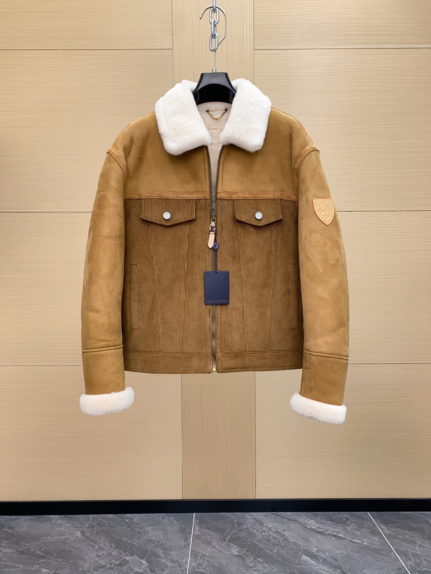 NO:675611,Ready for sale!  1V 2025 Autumn and Winter Ski Series｜Men’s pilot fur one-piece down jacket. Corduroy texture fabric + white lambswool lapels, the sleeves are made of Turkish imported fur, embroidered shield logo on the back of the cuffs, zipper fly details!  The C position at the counter is on sale!  Size 48-56,,jackets & coats,down jacket,Top Customize119860909现货发售！1V 2025秋冬滑雪系列｜Men‘s 飞行员皮毛一体拼接羽绒夹克.灯芯绒质感面料+白色羊羔毛翻领,袖子大身采用土耳其进口皮毛一体,袖口后背配刺绣盾牌徽标,拉链门襟 细节！专柜同步C位在售！尺码48-56,,jackets & coats,down jacket,Top Customize1,Men's clothing