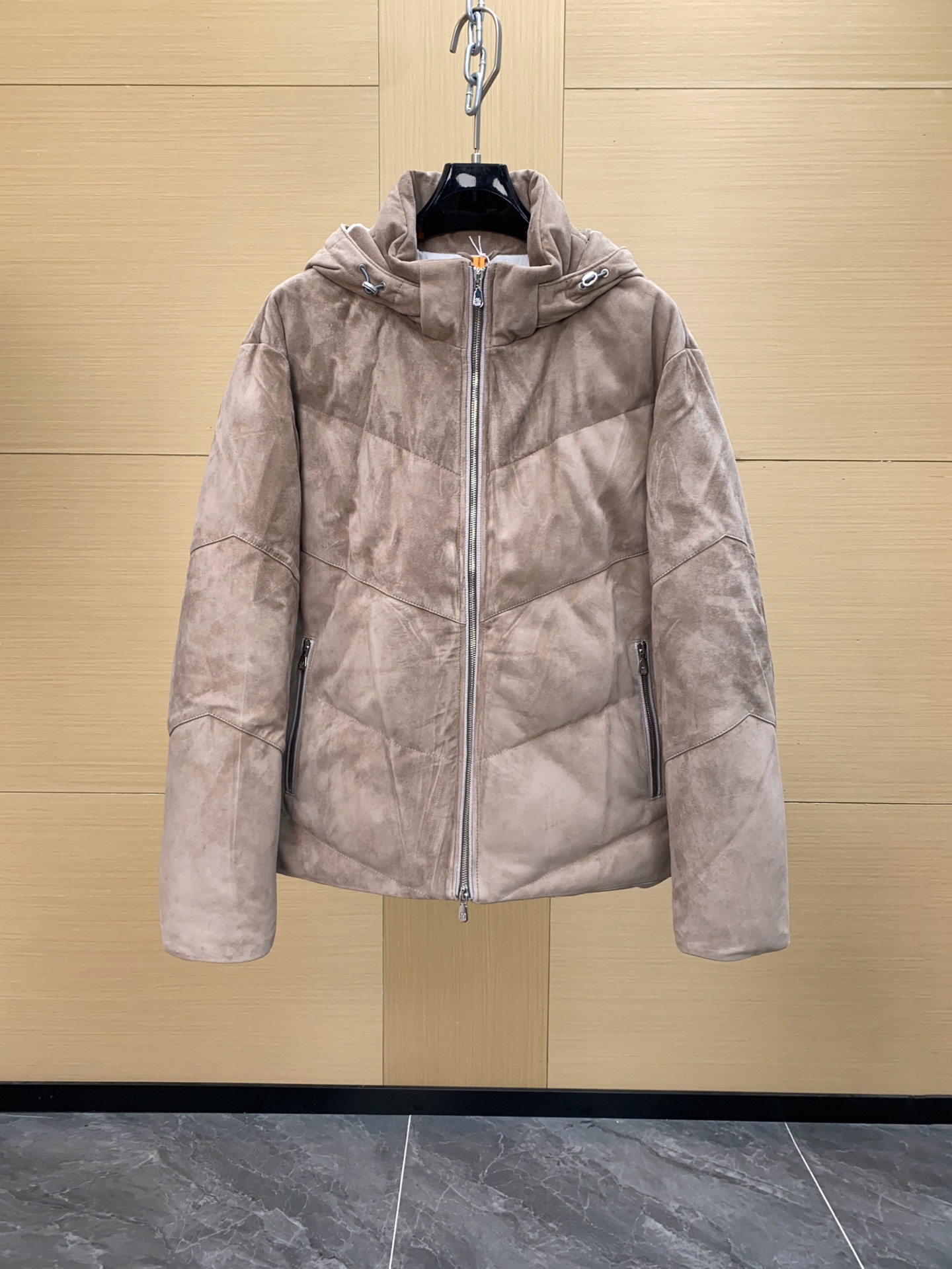 NO:675602,Ready for sale!  Grade Genuine Leather Channel Men's Genuine Leather White Goose Down Down Jacket Fabric (Sheep Split Leather) Genuine oil-tanned sheep split suede, hand-grade matte distressed, soft to the touch and with a natural 'breathing' feel, which will not damage the leather texture.  The sheep split suede leather treated with a lightweight oil tanning process retains the natural fine velvet feel of sheepskin. It is also treated with a waterproof and antifouling coating, taking into account both texture and practicality. (The surface is matte and aged, showing a natural 'sense of age', matching the brand's consistent low-key luxury style, and long-term wear will form a unique 'padded' texture.) Lining and filling  The lining is made of high-density nylon, which has been treated with an anti-drilling velvet coating. It feels smooth and can effectively prevent goose down from drilling out. At the same time, it has good breathability and will not feel stuffy. The counter is genuine white goose down with 90% down content, 140g of down filling, high fluff and strong warmth retention. It is equipped with diamond quilting technology to evenly distribute the velvet without clumping or running down. If it is not genuine, the product will be refunded!  Hardware and Details: The drawstring buckle is a matte metal piece etched with the brand logo, and is matched with a water-repellent woven drawstring of the same color. It has a solid texture and is easy to adjust the tightness of the cap opening and hem. The customized metal zipper puller has the brand logo embossed on it, and the zipper teeth have been treated with anti-oxidation, making the pull smooth and durable.,,down jacket,sheepskin,hats,Top Customize119860909现货发售！级 真皮渠道  男士 真皮革白鹅绒羽绒服 面料（羊剖层革） 正品用油鞣羊剖层绒面革,经过手工级的哑光做旧处理,触感柔软且有自然的“呼吸感”,不会破坏皮革质感. 采用轻量油鞣工艺处理的羊剖层绒面革,保留了羊皮天然的细腻绒感,同时经过防水防污涂层处理,兼顾了质感和实用性,（表面做的哑光做旧处理,呈现出自然的“岁月感”,和品牌一贯的低调奢华风格相匹配,长时间穿着会形成独特的“包浆”质感.） 里料与填充 里料是高密锦纶,经过防钻绒涂层处理,触感光滑且能有效防止鹅绒钻出,同时透气性很好,不会有闷热感. 专柜正版 90绒子含量的白鹅绒,充绒量140克,蓬松度高且保暖性强,搭配菱形绗缝工艺,让绒朵分布均匀,不会出现结块或跑绒的情况.不正包退！ 五金与细节 抽绳扣是蚀刻品牌标识的哑光金属件,和同色系的防泼水编织抽绳搭配,质感扎实且方便调节帽口 下摆的松紧. 定制的金属拉链头,上面压印品牌Logo,拉链齿做了防氧化处理,拉合顺滑且耐用.,,down jacket,sheepskin,hats,Top Customize1,Men's clothing