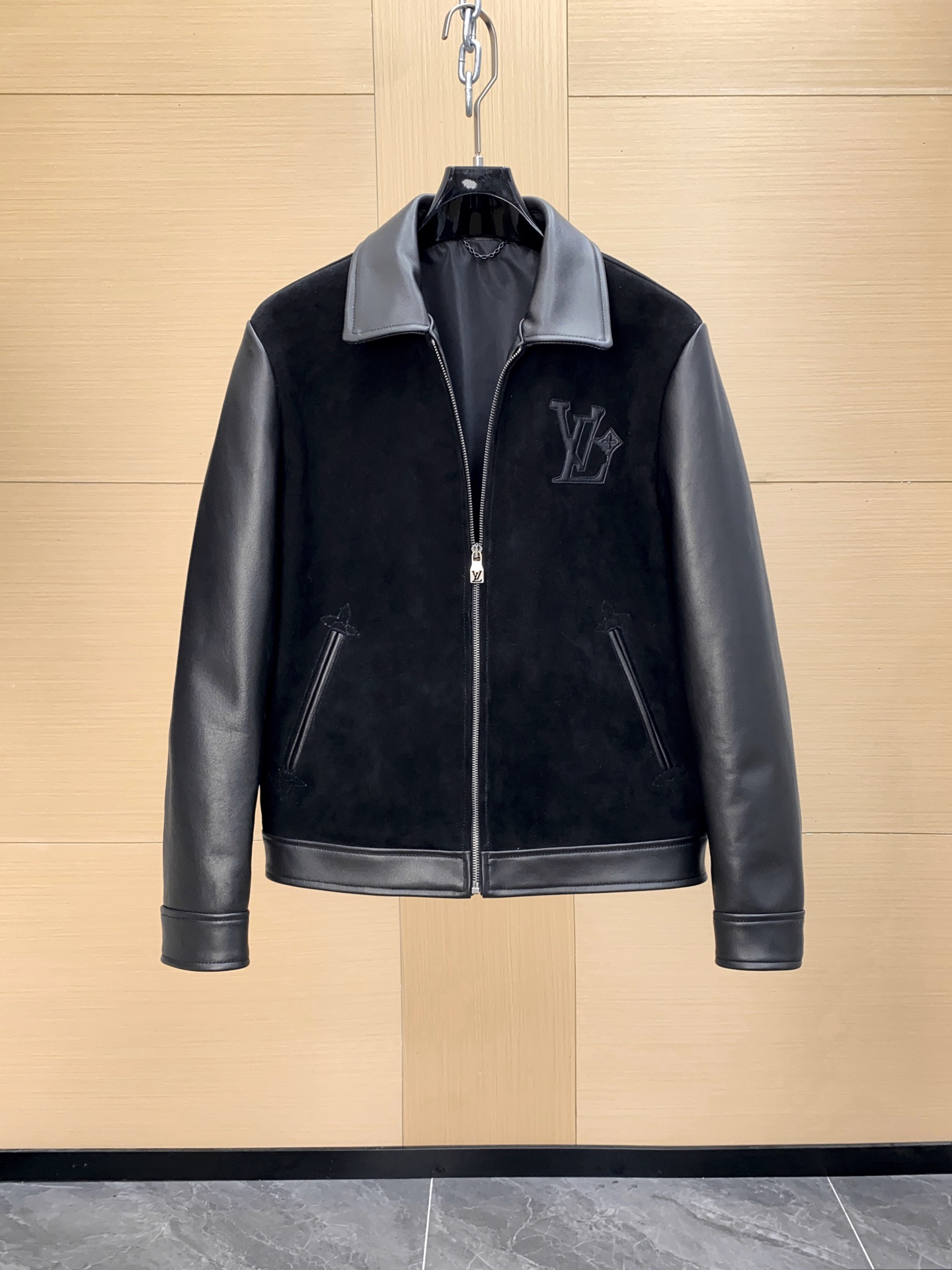 NO:675599,1V 2025 autumn and winter men's leather splicing jacket, black leather + suede design, simple and textured, the LV embroidered logo on the chest is eye-catching, the zipper is easy to open and close, the sleeves, hem and collar are all sheepskin trimmed, and the body is made of suede lambskin!  Size 48-56,,louis vuitton,jackets & coats,sheepskin,chamois leather,Top Customize1198609091V 2025秋冬男士皮质拼接夹克,黑色皮革+绒面麂皮设计,简约又有质感,胸前LV刺绣徽标超吸睛,拉链开合方便,袖子 下摆 领子都是羊皮镶边,大身采用绒面小羊皮！尺码48-56,,louis vuitton,jackets & coats,sheepskin,chamois leather,Top Customize1,Men's clothing