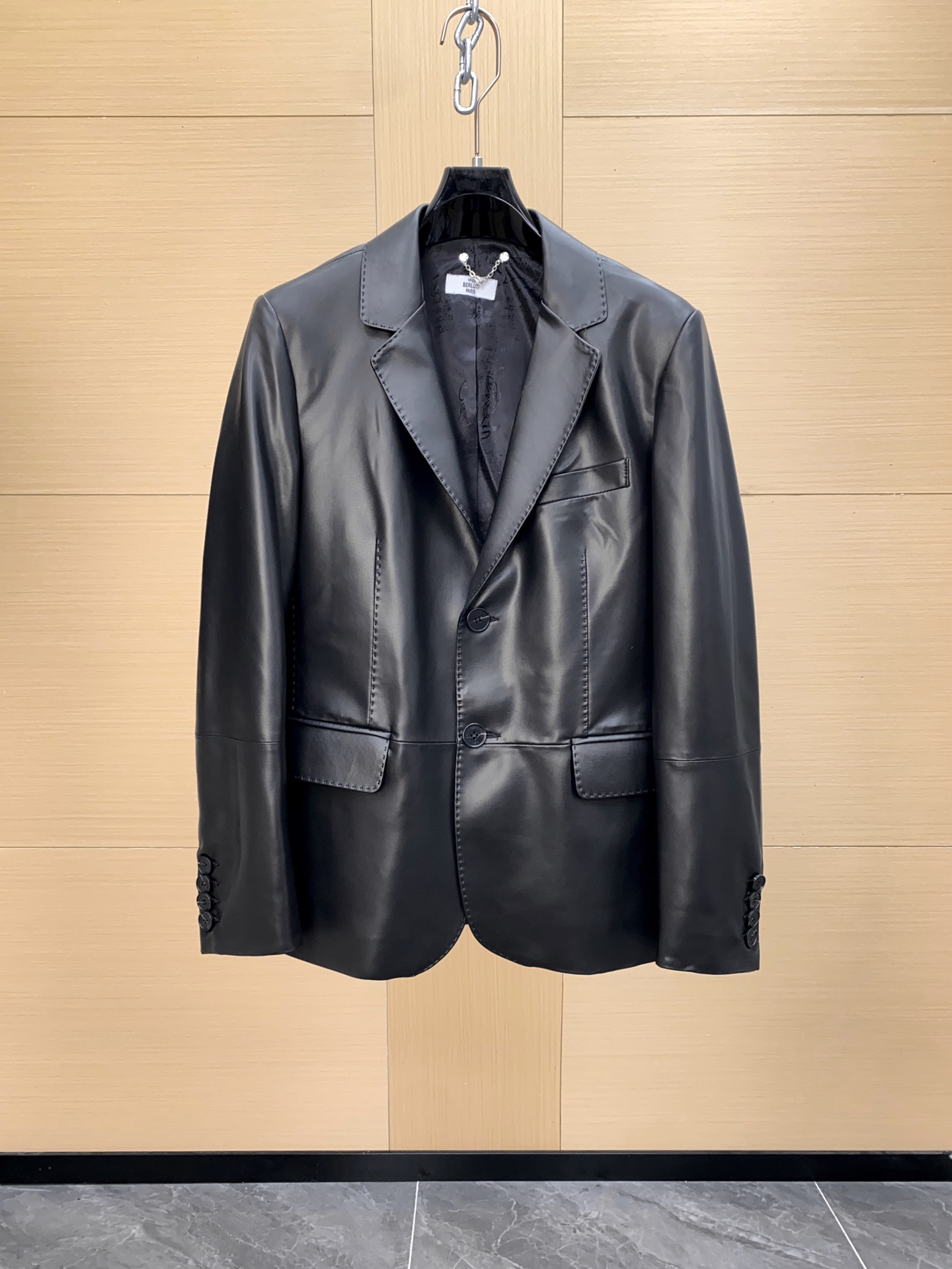 NO:675596,Berluti blazer is made of lambskin. The authentic version of the same grade is sold for nearly RMB 60,000. The price is absolutely worth it. Casual wear is like walking in hormonal fashion. The leather jacket is casually worn, exuding masculine hormones, elegant and calm charm, and a youthful and energetic atmosphere. Sheepskin hooded sports jacket has an ultra-thin design, soft and light texture, comfortable and close-fitting. The classic style will never go out of style. Versatile styles  Size 48-56,,jackets & coats,jackets & coats,leather jacket,business suit,sheepskin,hats,Top Customize119860909Berluti 西装外套 材质小羊皮, 大货同等级正品在售近6万的价值. 大家这个价格拿到手绝对绝对值, 随性穿搭犹如行走的荷尔蒙时尚 皮衣随性穿搭,散发着男性阳刚的荷尔蒙,优雅沉稳的魅力且年轻活力的气息 羊皮连帽运动夹克 超薄身的设计,质地柔软轻盈,穿着感舒适贴身.版型经典永不过时.百搭款型 尺码48-56,,jackets & coats,jackets & coats,leather jacket,business suit,sheepskin,hats,Top Customize1,Men's clothing