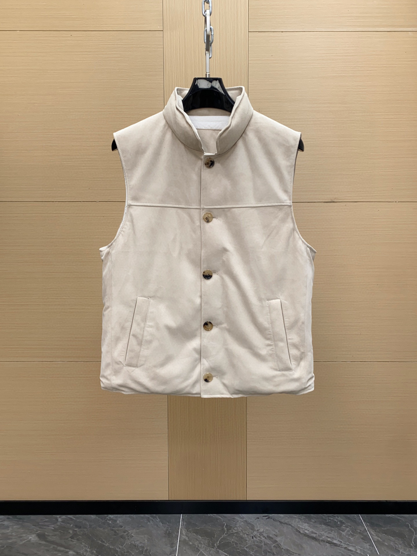 NO:675604,This vest comes from the Italian luxury brand Brunello Cucinelli, which focuses on the 'low-key luxury' old-money style. Made of suede + down filling, it has a delicate texture and is warm. It is very stylish when layered with shirts or sweaters in autumn and winter. The simple design + wooden buttons are full of details, practical and advanced. Paired with light-colored trousers or jeans, you can easily create an elegant gentleman atmosphere. A must-have in autumn and winter, comfortable and tasteful, it is a classic item for old-money style wear!  Size 48-56,,brunello cucinelli,jeans,sweaters,shirts,down jacket,chamois leather,Top Customize119860909这款马甲来自意大利奢侈品牌Brunello Cucinelli,主打“低调奢华”老钱风.麂皮材质+羽绒填充,质感细腻又保暖,秋冬叠穿衬衫或毛衣都很有格调.简约设计+木质纽扣,细节满分,实用又高级.搭配浅色裤装或牛仔裤,轻松打造优雅绅士氛围.秋冬季节必备,舒适又有品味,是老钱风穿搭的经典单品！尺码48-56,,brunello cucinelli,jeans,sweaters,shirts,down jacket,chamois leather,Top Customize1,Men's clothing