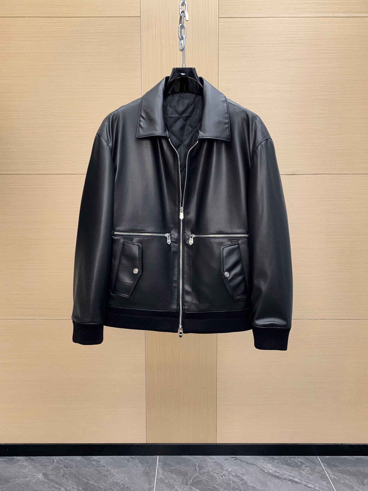 NO:675607,HERMES' new autumn and winter style sheepskin flight jacket is made of first-layer goatskin, which has a delicate and soft feel and a perfect retro texture!  Classic flight jacket style, lapel + zipper design, double-layered pockets are very practical and stylish. The sleeves and chest are loose, comfortable to wear, and the anti-static lining is thoughtful to prevent static electricity. The black color is versatile, it is very versatile for autumn and winter wear, and can be easily used for commuting and leisure. It is a must-have item for mature men’s wardrobe!  Sizes 48-56,,hermes,jackets & coats,sheepskin,Top Customize119860909HERMES 秋冬新款上新 绵羊皮飞行夹克,选用头层山羊皮,手感细腻柔软,复古质感满分！经典飞行夹克版型,翻领+拉链设计,双层插兜超实用又有型.宽松袖筒和胸围,穿着舒适,防静电内衬贴心防静电困扰.黑色百搭,秋冬穿搭超有范,通勤休闲都能轻松驾驭,是成熟男士衣橱必备单品！尺码48-56,,hermes,jackets & coats,sheepskin,Top Customize1,Men's clothing