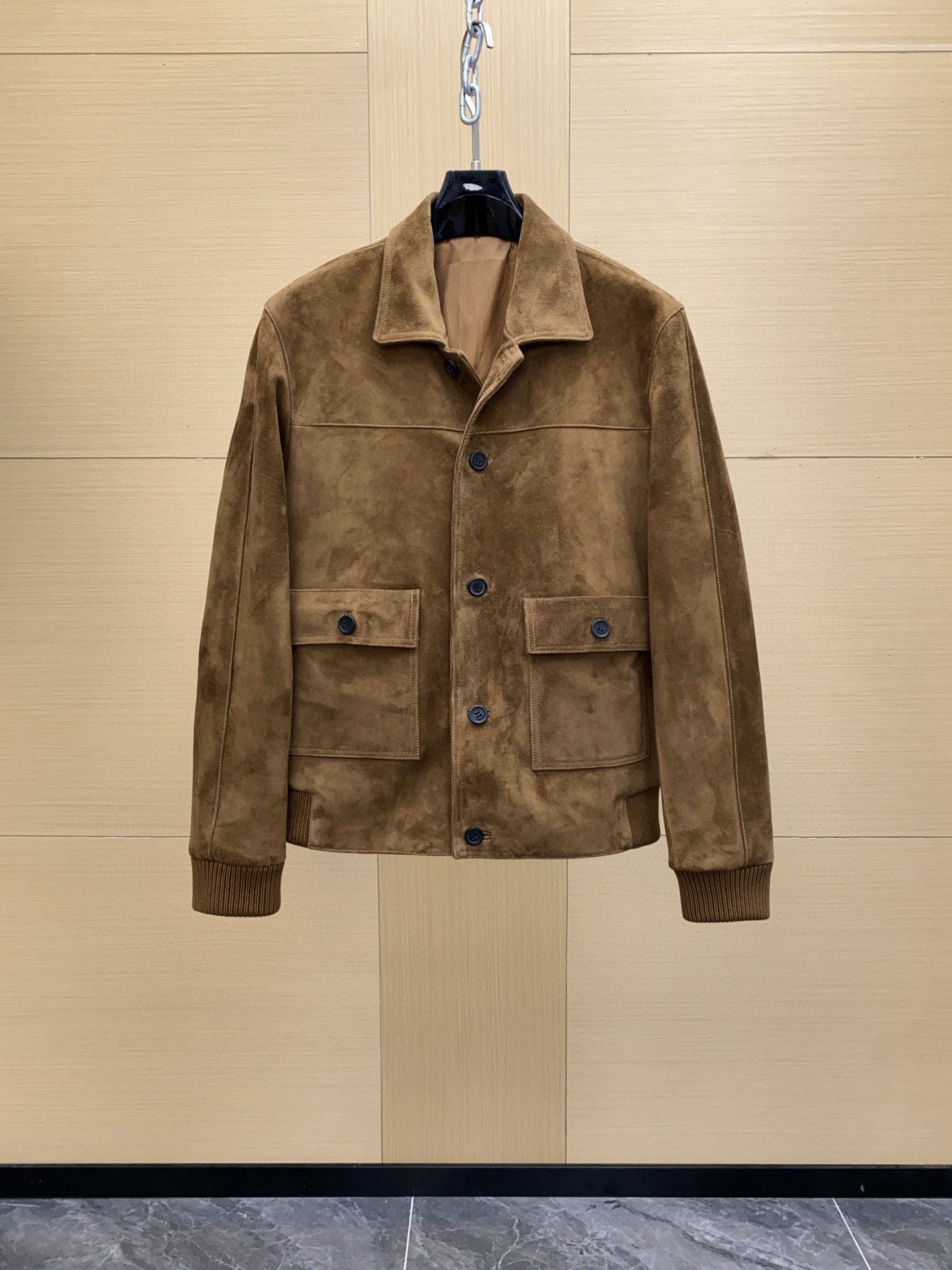 NO:675609,Prada's brown suede jacket is made of South African mixed lambskin!  The texture is high-end and low-key, with retro brand lettering horn buttons + topstitch details, full of three-dimensionality. The multi-pocket design is practical and stylish, and the box-shaped silhouette can be easily used for business or leisure. The velvet fabric is stiff and has a great atmosphere in autumn and winter. It goes well with suit pants or jeans!  It can be used for commuting, daily life, and light formal occasions. It is one of the popular items in the spring and summer of 2025 ~ sizes 48-56, prada, jeans, jackets & coats, business suit, sheepskin, chamois leather, Top Customize19860909Prada这款咖色麂皮绒面夹克, 采用南非混种小羊皮！质感高级又低调,复古品牌刻字牛角扣+明线细节,立体感满满.多口袋设计,实用又有型,箱型廓形剪裁,商务or休闲都能轻松驾驭.丝绒面料硬挺,秋冬穿超有氛围感,搭配西装裤或牛仔裤都很出彩！通勤、日常、轻正式场合都能hold住,是2025春夏热门单品之一～尺码48-56,,prada,jeans,jackets & coats,business suit,sheepskin,chamois leather,Top Customize1,Men's clothing