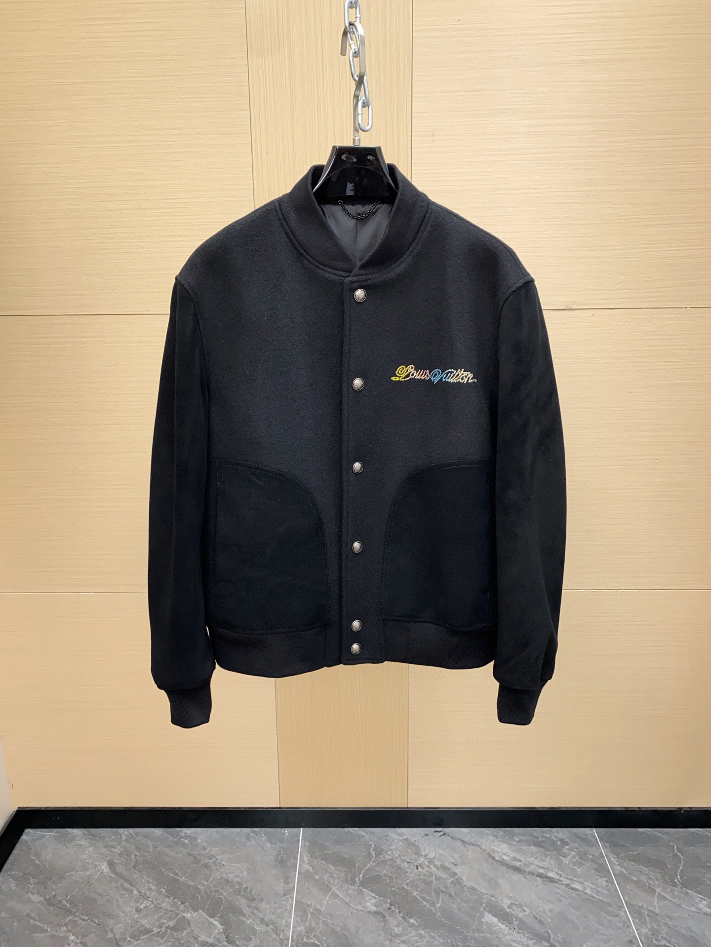 NO:675614,Ready for sale!  1V 25SS Men's Tunic Jacket Wool Blend Sheepskin Baseball Jacket Black Varsity Jacket is made of black wool with sleeves and pockets in fine nubuck leather. Features an elegant italic Louis Vuitton logo on the chest with a gradient effect. This exclusive garment features a large white embroidered Monogram flower and signature pearl logo on the back Sizes 48-56,,louis vuitton,jackets & coats,jackets &  coats,sheepskin,Top Customize119860909现货发售！ 1V 25SS 男装束腰夹克羊毛混羊皮棒球服黑色外套 Varsity 夹克由黑色羊毛制成,袖子和口袋采用精致的磨砂皮革制成.胸前饰有优雅的斜体 Louis Vuitton 标志,呈现渐变效果.这款独家服装的背面饰有白色大号刺绣 Monogram 花朵和标志性的珍珠标志 尺码48-56,,louis vuitton,jackets & coats,jackets & coats,sheepskin,Top Customize1,Men's clothing