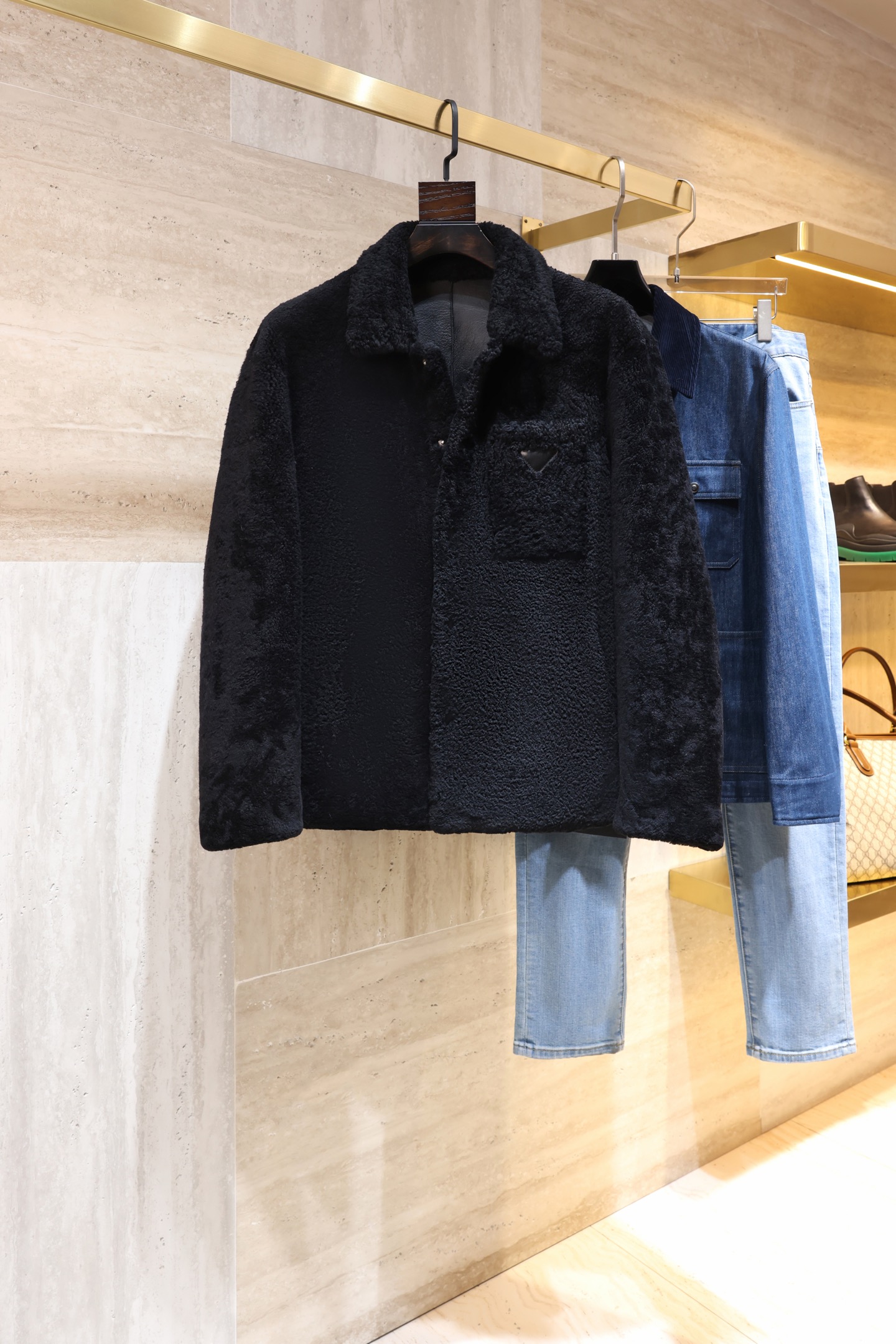 NO:675619,Prada men's fur all-in-one jacket Prada men's fur all-in-one jacket is made of sheepskin + lamb wool. It is soft, delicate and warm. It is perfect for autumn and winter!  Black simple design + triangular logo, low-key and recognizable. Loose fit, comfortable and fashionable, suitable for commuting and leisure. Reversible design, looks great with shirts or T-shirts, warm without losing masculine temperament, suitable for boys who like texture and practicality!  Size 48-56,,prada,jackets & coats,shirts,tees,t-shirt,sheepskin,Top Customize119860909Prada 男士皮毛一体外套 Prada男士皮毛一体外套,羊皮+羊羔毛材质,柔软细腻又保暖,秋冬穿超合适！黑色简约设计+三角Logo,低调又有辨识度.宽松版型,舒适又时髦,通勤休闲都能穿.双面穿设计,搭配衬衫或T恤都很出彩,保暖又不失型男气质,适合喜欢质感和实用的男生！尺码48-56,,prada,jackets & coats,shirts,tees，t-shirt,sheepskin,Top Customize1,Men's clothing