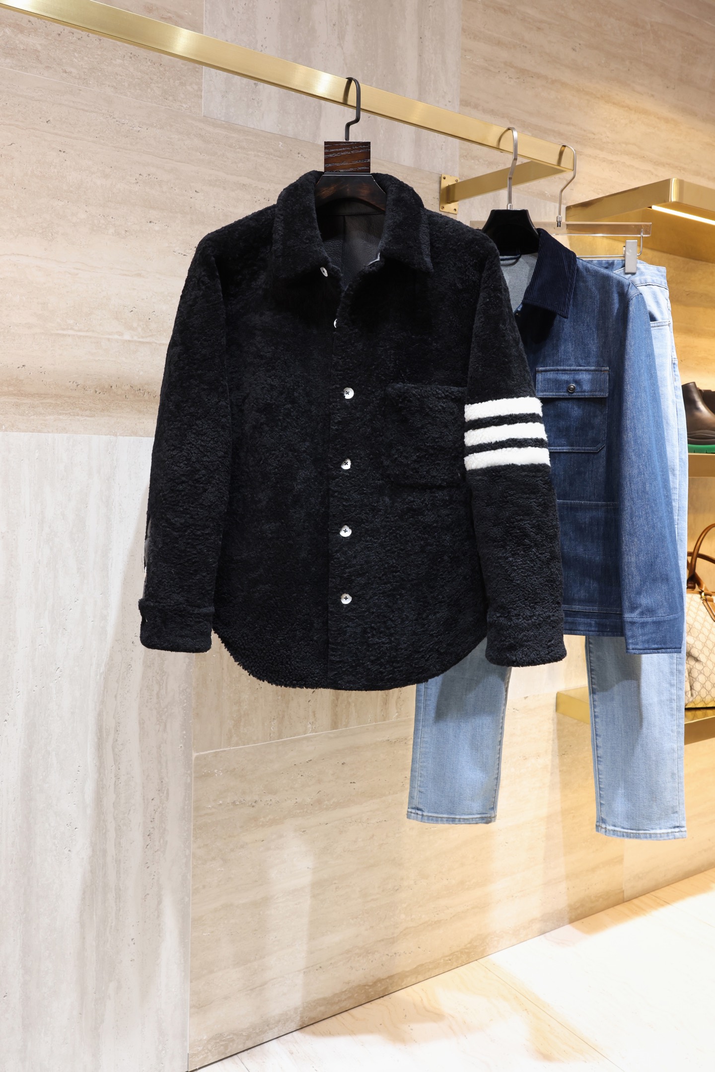 NO:675623,Thom Browne's classic fur one-piece jacket is now available with an imported sheepskin fur one-piece!  White soft material + four-bar stripes, full of college style!  The cuff shirt is spliced ​​with exquisite details, and the large side pockets are super practical, suitable for hand warmers or small items. The deerskin lining is comfortable and warm, and can easily cope with minus 10°C. It is suitable for different heights, and it is elegant when paired with skirts and trousers. It can be easily used for winter commuting or formal occasions, giving you a sense of elegance!  Size 48-56,,skirts,jackets & coats,shirts,sheepskin,Top Customize119860909Thom Browne经典皮毛一体外套,增选进口羊皮毛一体！白色柔软材质+四杠条纹,学院风满满！袖口衬衫拼接,细节精致,侧边大口袋超实用,暖手or小物件都OK.内里鹿皮,舒适又保暖,零下10°C也能轻松应对.适合不同身高,搭配裙装裤装都很优雅,冬季通勤或正式场合都能轻松驾驭,贵气感拉满！尺码48-56,,skirts,jackets & coats,shirts,sheepskin,Top Customize1,Men's clothing