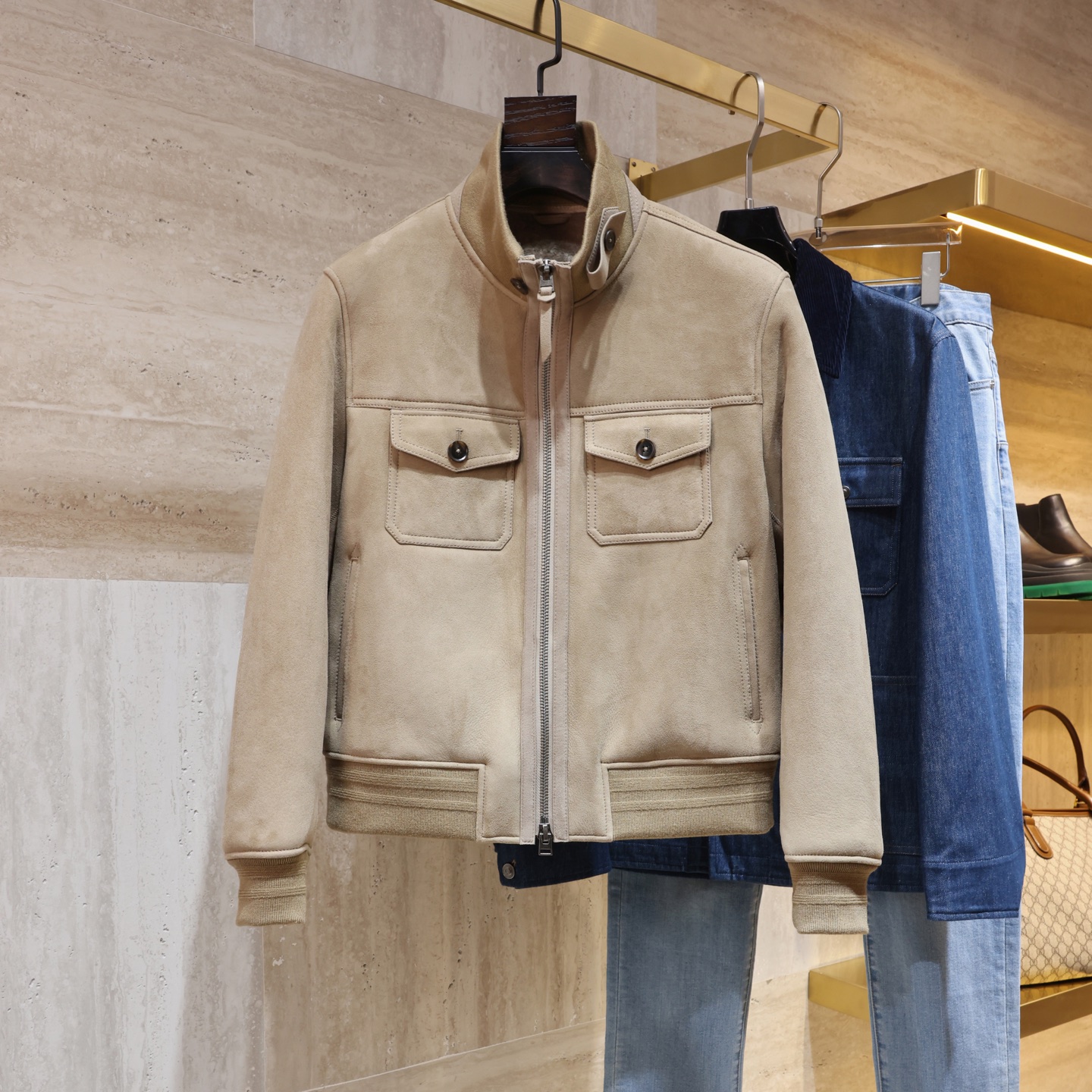 NO:697816,Ready for sale!  TOM FORD 2025 official website's latest suede fur integrated fur integrated product imported from Turkey, not domestically produced. The leather is super thick and soft to the touch. The retro distressed color shows the full old money style. Sizes 48-56,,tom ford,chamois leather,Top Customize119860909现货发售！TOM FORD 2025年官网最新麂皮皮毛一体 土耳其进口皮毛一体不做国产货 皮料超级厚实 手感柔软 复古做旧色 彰显满满的老钱风 尺码48-56,,tom ford,chamois leather,Top Customize1,Men's clothing