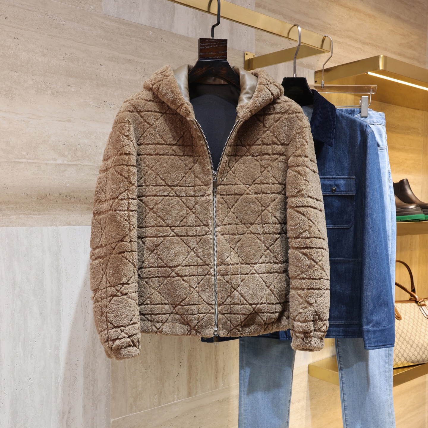 NO:675721,Warm as spring!  Thickened jacket type fur integrated hooded design lambskin fur jacket DIOR 2025 autumn and winter fur integrated jacket, the raw materials are selected from Spain, Merino native fur integrated. The leather surface is soft and delicate, as delicate and smooth as silk, the wool is bright and thick, slightly naturally curly, the leather is relatively tight, the classic stand-up collar design with contrasting threads makes the whole dress more fashionable, 48-56,, dior, jackets & coats, jackets &  coats,leather jacket,sheepskin,hats,Top Customize119860909温暖如春！加厚款夹克款皮毛一体连帽设计羔羊皮毛皮衣外套 DIOR 2025秋冬皮毛一体夹克,原料甄选西班牙,美利奴原生原产皮毛一体.皮面柔软细腻、如丝绸般细腻柔滑、羊毛亮丽厚重,略带自然卷,皮质比较紧实、经典立领设计搭配撞色螺纹使得整件衣服更有时尚感,48-56,,dior,jackets & coats,jackets & coats,leather jacket,sheepskin,hats,Top Customize1,Men's clothing