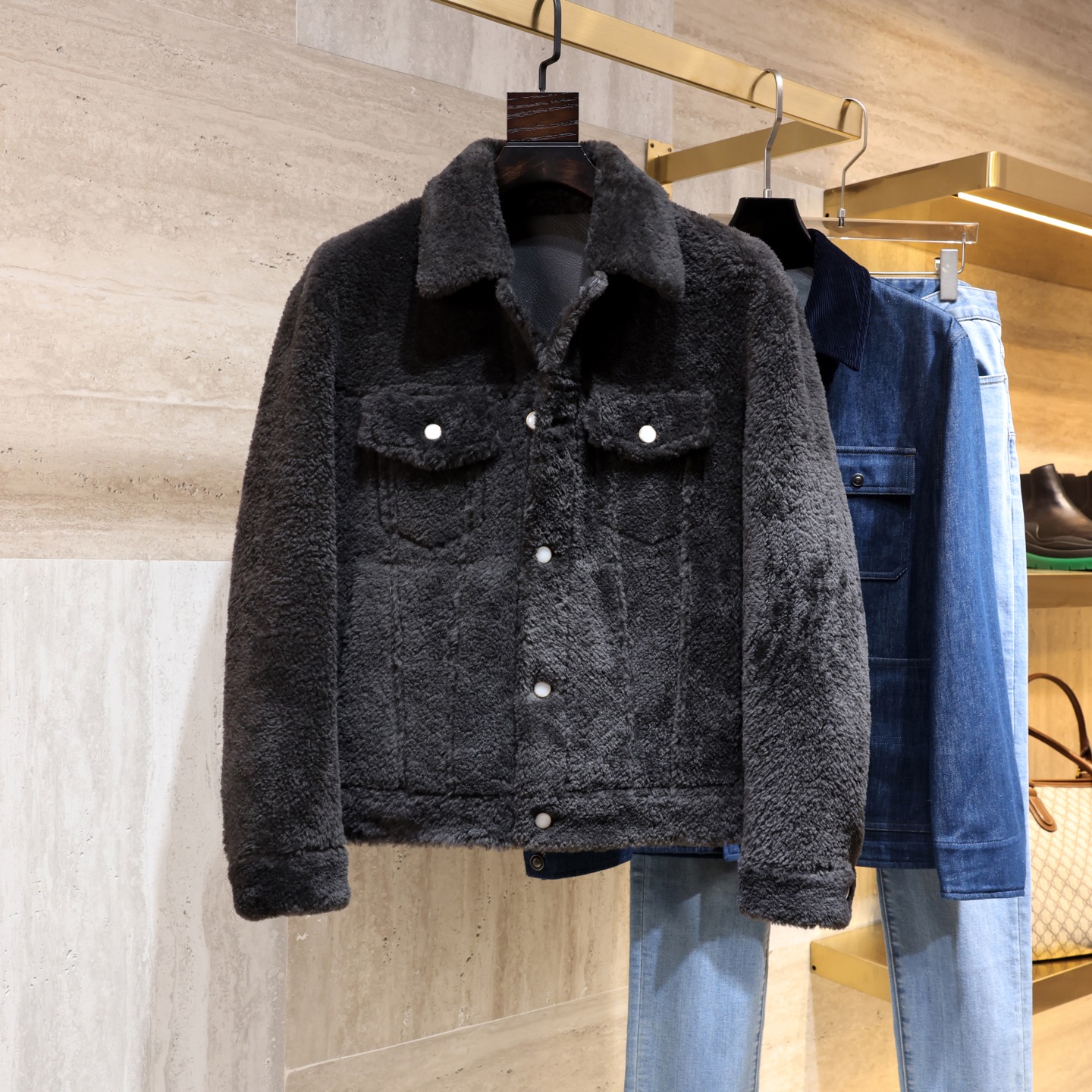 NO:675720,LV 2025 spring men's workwear series fur-integrated lambswool jacket, soft lambswool material, warm and comfortable!  Classic denim jacket style, lapels + metal buttons + symmetrical pockets, perfect details. A fusion of college style and motorcycle style, it is suitable for daily wear or light sports, a must-have in autumn and winter!  Pair it with a white shirt or T-shirt to easily create a casual and high-end feel and highlight your individual taste. Sizes 48-56, Louis Vuitton, jackets & coats, shirts, tees, t-shirt, Top Customize19860909LV 2025春季男装工装系列皮毛一体羊羔毛夹克,柔软羊羔毛材质,保暖又舒适！经典牛仔夹克版型,翻领+金属纽扣+对称口袋,细节满分.学院风和机车风融合,日常穿搭或轻运动都很适合,秋冬季节必备！搭配白衬衫或T恤,轻松打造休闲高级感,彰显个性品味.尺码48-56,,louis vuitton,jackets & coats,shirts,tees，t-shirt,Top Customize1,Men's clothing