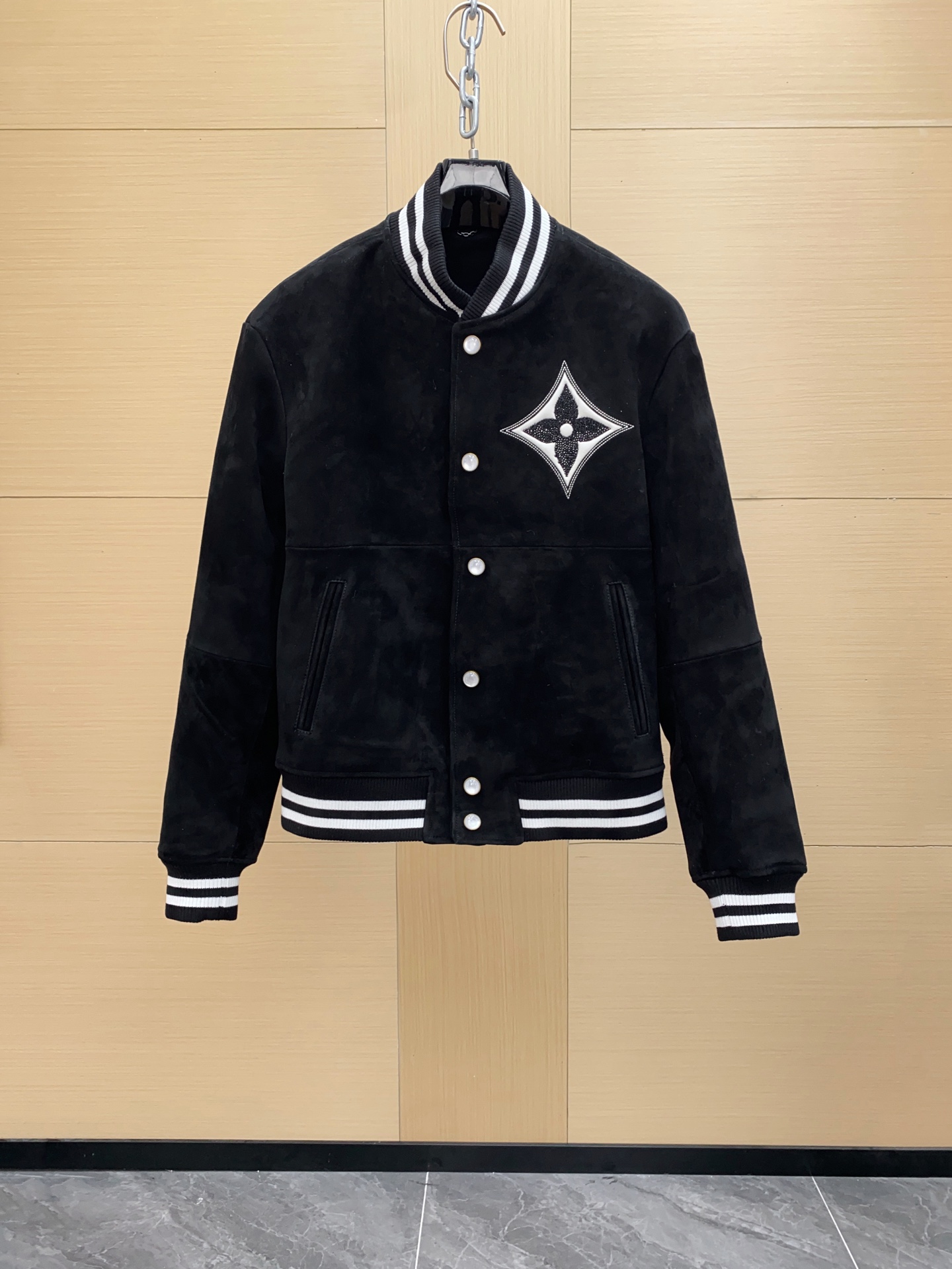 NO:675812,Top version ~ LV 24FW new crystal inlaid floral hybrid lambskin pilot belted baseball jacket. The leather is made of hybrid suede sheepskin imported from Australia. Original customized hardware. Original version development. Sizes 48-56, Louis Vuitton, jackets & coats, sheepskin, Top Customize19860909顶级版本～LV 24FW新款水晶镶嵌花卉混种小羊皮飞行员束腰棒球服夹克 皮料采用澳洲进口混种绒面羊皮 原版定制五金 原样对版开发 尺码48-56,,louis vuitton,jackets & coats,sheepskin,Top Customize1,Men's clothing