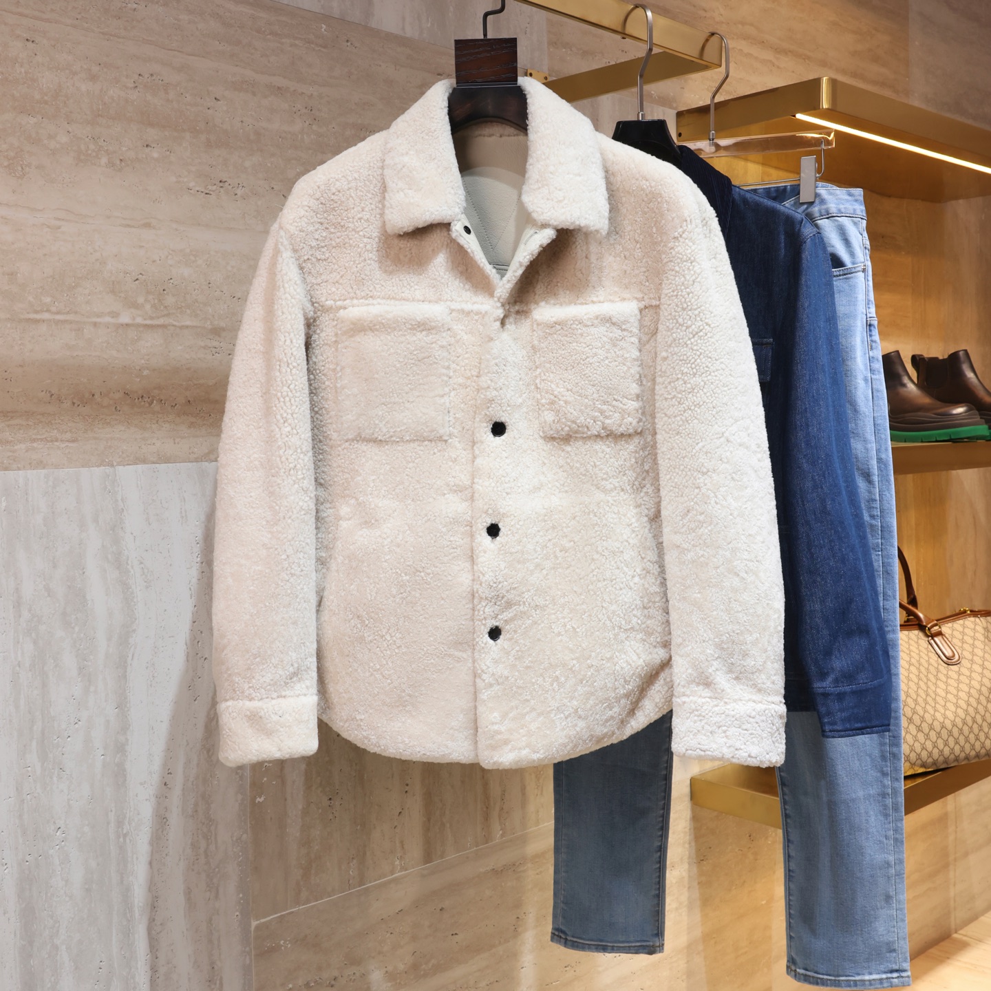 NO:675811,BOTTEGA VENETA This lambswool lapel jacket is made of fur imported from New Zealand. It has soft material and delicate texture, which is warm and fashionable!  The white tone is super versatile, the lapel design is very layered, and the front pockets are practical and good-looking. Wear it in autumn and winter, and it will give you a lazy atmosphere. It goes well with shirts or knitted clothes. It can be easily used for daily commuting and leisure occasions. It is comfortable and stylish. It is a must-have item in the winter wardrobe!  Size 48-58,,bottega veneta,bottega veneta,jackets & coats,shirts,Top Customize119860909BOTTEGA VENETA 葆蝶家这款羊羔毛翻领外套,采用新西兰进口皮毛一体,柔软材质+细腻纹理,保暖又时髦！白色调超百搭,翻领设计很有层次感,正面口袋实用又好看.秋冬穿它,慵懒氛围感拉满,随手搭衬衫或针织都很出彩～日常通勤、休闲场合都能轻松驾驭,舒适又有型,是冬季衣橱必备单品！尺码48-58,,bottega veneta,bottega veneta,jackets & coats,shirts,Top Customize1,Men's clothing