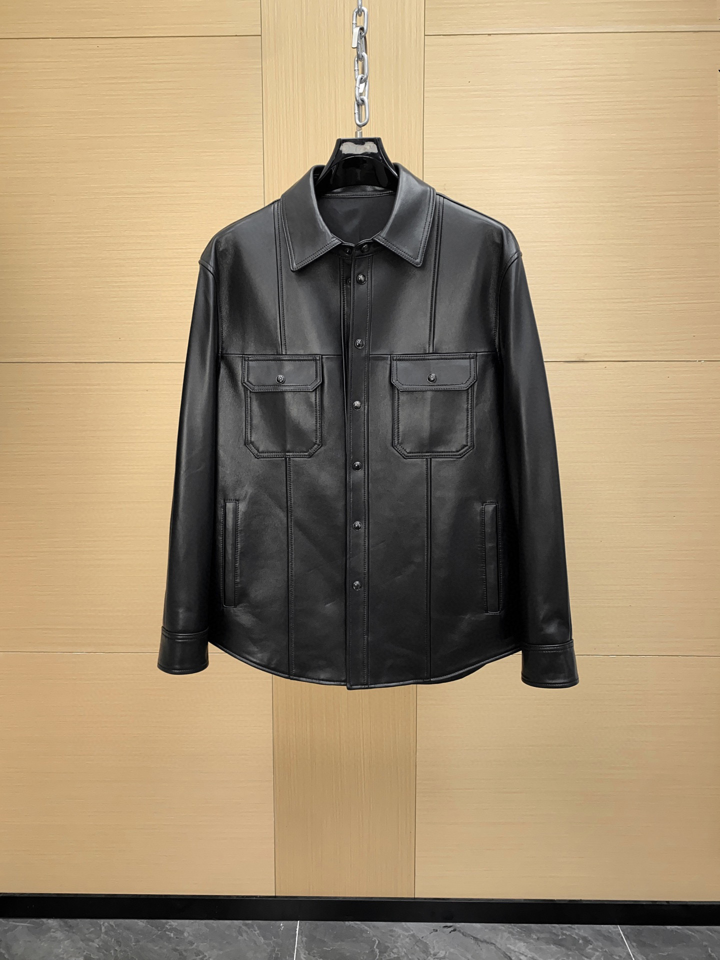 NO:675790,Tom Ford Tom Ford men's leather bomber jacket!  This series is too gentlemanly and has too much sense of taste. It’s heavyweight right after it’s put on the shelves. Original genuine leather, authentic lambskin. Just look at the texture of the leather. This kind of good product can be sold at shopping mall counters. It can easily be sold in shopping malls for tens of thousands. Genuine development. You will know what the real thing is when you get it!  The goods are not made by looking at the pictures on the market. The main material is lamb leather. It is developed from the original version. Even if there is an early bird version in the market later, there are many details that are not noticeable. The focus is genuine leather and grain leather. Heavy!  Heavy!  The raw material is real leather, and the texture and texture of the upper body instantly show the quality of tens of thousands of originals. You can weigh the weight of the whole non-PU imitation leather dress in your hands. You can tell the real leather and fake leather at a glance. You are so confident!  Don't give it away for free!  ,,tom ford,jackets & coats,sheepskin,Top Customize119860909Tom Ford 汤姆 福特 男士皮质飞行员夹克 ！ 这个系列太绅士 品味感太足  上架即重磅 原版真皮 正品小羊皮 直接看皮料质地,这种好货,商场专柜,随随便便卖商场轻松上万  正品开发 你们拿到就知道什么叫真货！ 非市面看图做货 ,主料小羊皮革 原版开发 后边就算有市场早鸟版本也有很多细节都入不了眼 重点真皮粒面革 重磅！重！原物料真皮一分一毫 纹理质感 上身即刻展现大几万原版档次 ,非PU仿皮整件衣服的份量感你们拿到手掂量 真皮假皮实物一看便知 、就是这么有底气！ 不正白送！,,tom ford,jackets & coats,sheepskin,Top Customize1,Men's clothing