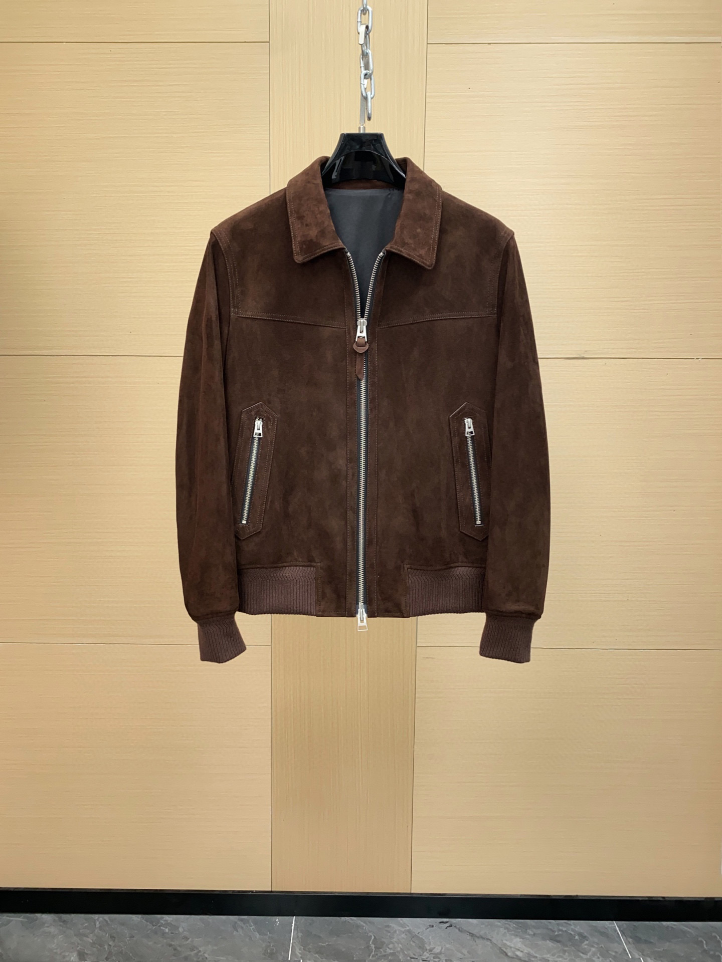 NO:675792,Highly recommended TF25 autumn and winter new product designer Tom Ford in 2005  He launched his own eponymous brand for the first time in 2016, and re-examined the relationship between retro and modernity with his skillful design techniques and unique aesthetic language. This top jacket outlines a strict silhouette with neat strokes. It is made of mixed-breed sheep imported from Italy. There are many suede goats on the market. Please be sure to compare the softness and make sure you get the goods at the same price. It has a retro atmosphere; the minimalist jacket adds visual highlights and is full of coolness. The original hardware is supplied by the customer. The code number is 48-56,, tom ford, tom  ford,jackets & coats,Top Customize119860909重磅推荐TF25秋冬新品设计师 Tom Ford 于 2005 年首次推出了自己的同名品牌,并凭借他娴熟的设计手法和独到美学语言重新论述复古与现代的关系.这款上衣夹克以利落笔触勾勒严谨廓形,由意大利进口混种羊,面皮材质打造,市面上很多绒面山羊,请一定要对比手感柔软度,确保一份价钱一份货,颇具复古气息；极简夹克增添视觉亮点,酷感十足,原版五金客供 码数48-56,,tom ford,tom ford,jackets & coats,Top Customize1,Men's clothing