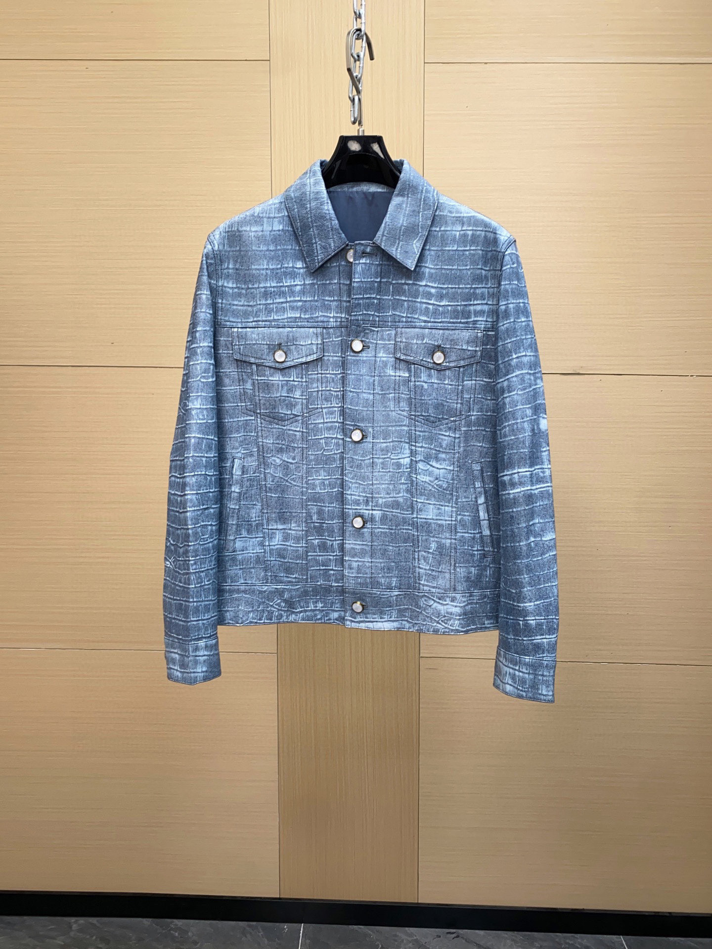 NO:675794,1V 25FW Outerwear Calfskin EpiXL Pattern Bomber Jacket Made from calfskin, this bomber jacket features the Epi  Customize198609091V 25FW 外套小牛皮EpiXL图案飞行员夹克 这款飞行员夹克以小牛皮制成,缀有全身烫印的 Epi XL 图案,灵感源自品牌的传统皮具.衣臂内侧饰有 Monogram 花形孔眼,左袖上饰有标志性刺绣贴花.这款优雅的服装可与其他产品轻松搭配,打造与众不同的造型.尺码48-56,,jackets & coats,jackets & coats,cowhide,Top Customize1,Men's clothing