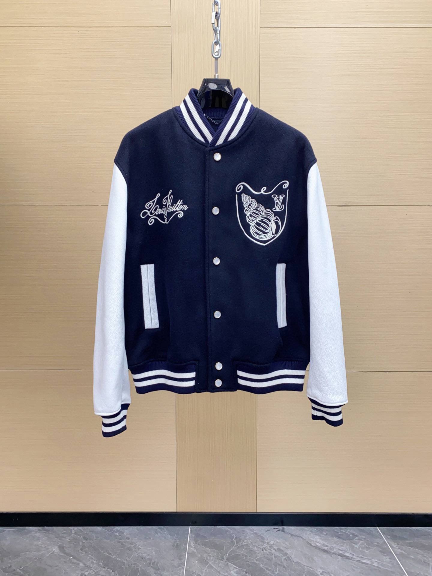 NO:675798,1V FW Sheepskin Baseball Tunic Jacket has a sheepskin body connected to sheep wool sleeves and a snap-button front. The fun pattern puts the LV logo in the country of music. The stripes on the ribbed folded collar and hem echo the horizontal leather structure of the sleeves, and the contrasting trim adds a bold element. Sizes 46-56,, louis vuitton, jackets & coats, sweaters, sheepskin, Top Customize198609091V FW 羊皮棒球束腰夹克 以羊皮革衣身衔接绵羊毛衣袖,搭配按扣前襟.妙趣图案令 LV 标识置身音乐国度,罗纹折叠衣领和下摆的条纹呼应衣袖的横向皮革结构,撞色镶边再添果敢元素.尺码46-56,,louis vuitton,jackets & coats,sweaters,sheepskin,Top Customize1,Men's clothing