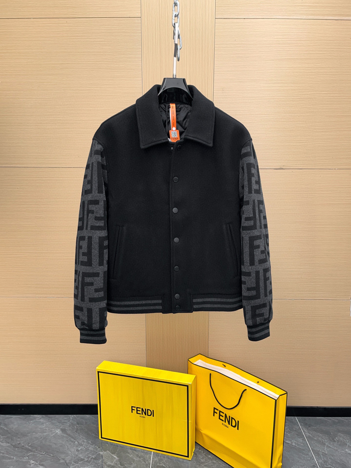 NO:675797,Ready for sale!  Fendi Fendi men's wool bomber jacket FF printed black jacket 2025 new style. What is the value of the official website purchase? We will make the best value goods, and the genuine leather raw material series continues to be updated. Genuine leather original factory. Non-market currency. Genuine leather original factory. Non-market currency. Genuine leather original factory. Non-market currency. Counter-level complete packaging. Heavy wool material. FF positioning weaving process, combined with lining quilted design. If you like it, go directly.  There are only more than 100 pieces of genuine products imported through the import channel. It is made of 95 high-count wool + 5-count mulberry silk blend. The wool fiber is thick and compact, feels warm and delicate, and has full weight and warmth. Compared with the common light wool or blended fabrics on the market, FD wool is stronger, stiffer and not easy to deform. FF printing positioning technology The sleeves are black and gray contrasting colors FF  The pattern is woven with precise lining, and the texture is clear and full, showing strong brand recognition. Different from the large-area printing or patching technology on the market, Fendi adopts the weaving process to ensure a three-dimensional sense and durability. The entire interior is made of cupro fiber, which is breathable and light. At the same time, diamond quilting technology is added to increase the thermal performance and make the entire jacket more comfortable to wear in winter. The shirt-style collar and snap placket are supplemented by  Brand-embossed metal buckles; the cuffs, hem and collar are ribbed knitted, and the black and gray stripes echo the FF sleeves, enhancing the overall sense of movement and practicality.,,fendi,fendi,jackets & coats,jackets & coats,shirts,Top Customize119860909现货发售！Fendi 芬迪男装羊毛飞行员夹克 FF印花黑色外套2025新款 官网代购什么价值 .咱们就做什么价值的货 ,真皮原料系列持续上新. 真皮原厂. 非市面通货 真皮原厂. 非市面通货 真皮原厂. 非市面通货 专柜级全套包装 厚重羊毛材质 FF 定位织造工艺,结合内衬夹棉设计 喜欢的直接入吧 纯正品 进口渠道 只有100多件 采用 95 高支羊毛 + 5 桑蚕丝混纺,羊毛纤维厚实紧密,手感温润细腻,具备十足的 份量感与保暖性.相比市面常见的轻薄羊毛或混纺呢料,FD羊毛更为扎实,挺括不易变形. FF 印花定位工艺 衣袖采用 黑灰撞色 FF 图案,精准对衬织造而成,纹理清晰饱满,呈现强烈的品牌辨识度.与市面上大面积印花或贴布工艺不同,芬迪采用织入工艺,保证了 立体感与耐久度. 整件内里采用 铜氨纤维,透气轻盈,同时加入 菱格夹棉工艺,增加保暖性能,使整件外套在冬季穿着更具舒适感. 衬衫式衣领、按扣门襟,辅以 品牌压印金属扣；袖口、下摆与衣领为 罗纹针织,黑灰条纹与 FF 袖部呼应,提升整体运动感与实穿性.,,fendi,fendi,jackets & coats,jackets & coats,shirts,Top Customize1,Men's clothing