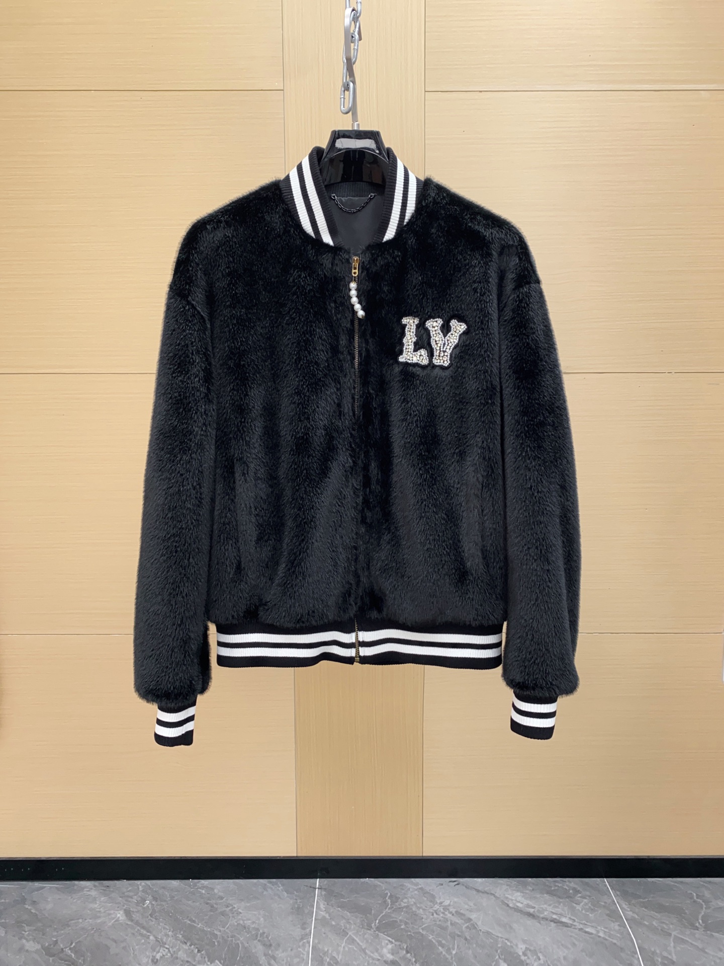 NO:675824,1V Louis Vuitton's same men's short baseball collar gold mink fur baseball uniform design!  Brand logo embroidered on the chest with diamonds. Original version. Good effect on the upper body. High warmth factor. Sizes 46-56, Louis Vuitton, Top Customize198609091V 路易威登同款男士短款棒球领金貂绒皮草 棒球服设计！胸口刺绣钻饰品牌logo 原版版型 上身效果佳 保暖系数高 尺码46-56,,louis vuitton,Top Customize1,Men's clothing