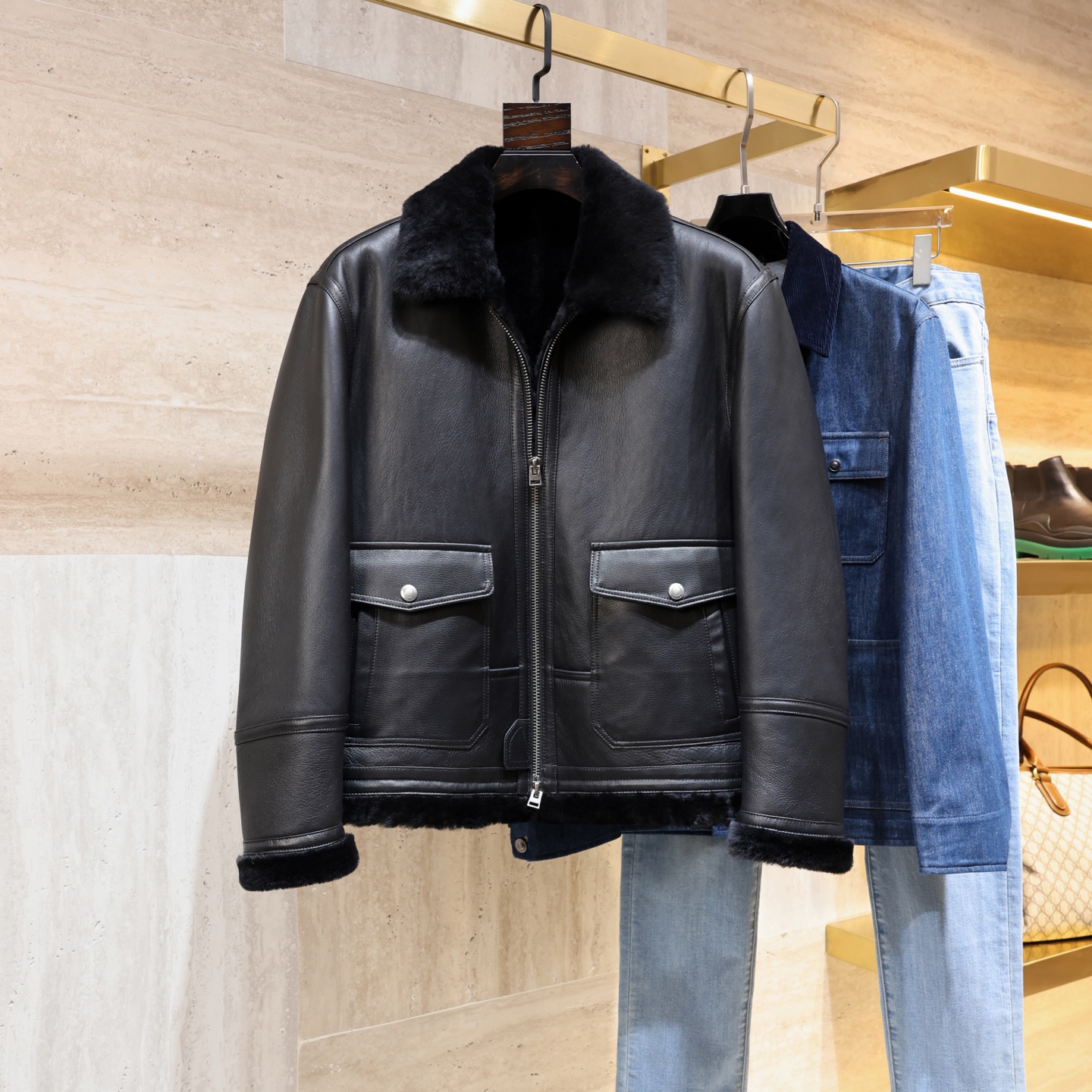 NO:675830,Tom Ford's fur all-in-one jacket is made of black cowhide + lambskin lining, and the texture is super high-end!  Short motorcycle style, lapel + symmetrical pockets, metal zipper and button details, tough and warm. It is super stylish in autumn and winter, and can be easily worn in the workplace or on the street. Pair it with jeans or casual pants for a fashionable look!  Size 48-56,,tom ford,jeans,jackets & coats,cowhide,sheepskin,Top Customize119860909Tom Ford这款皮毛一体夹克,黑色牛皮+羔羊皮内衬,质感超高级！短款机车风,翻领+对称口袋,金属拉链和纽扣细节,硬朗又保暖.秋冬穿超有型,职场or街头都能轻松驾驭,搭配牛仔裤或休闲裤,时髦感拉满！尺码48-56,,tom ford,jeans,jackets & coats,cowhide,sheepskin,Top Customize1,Men's clothing