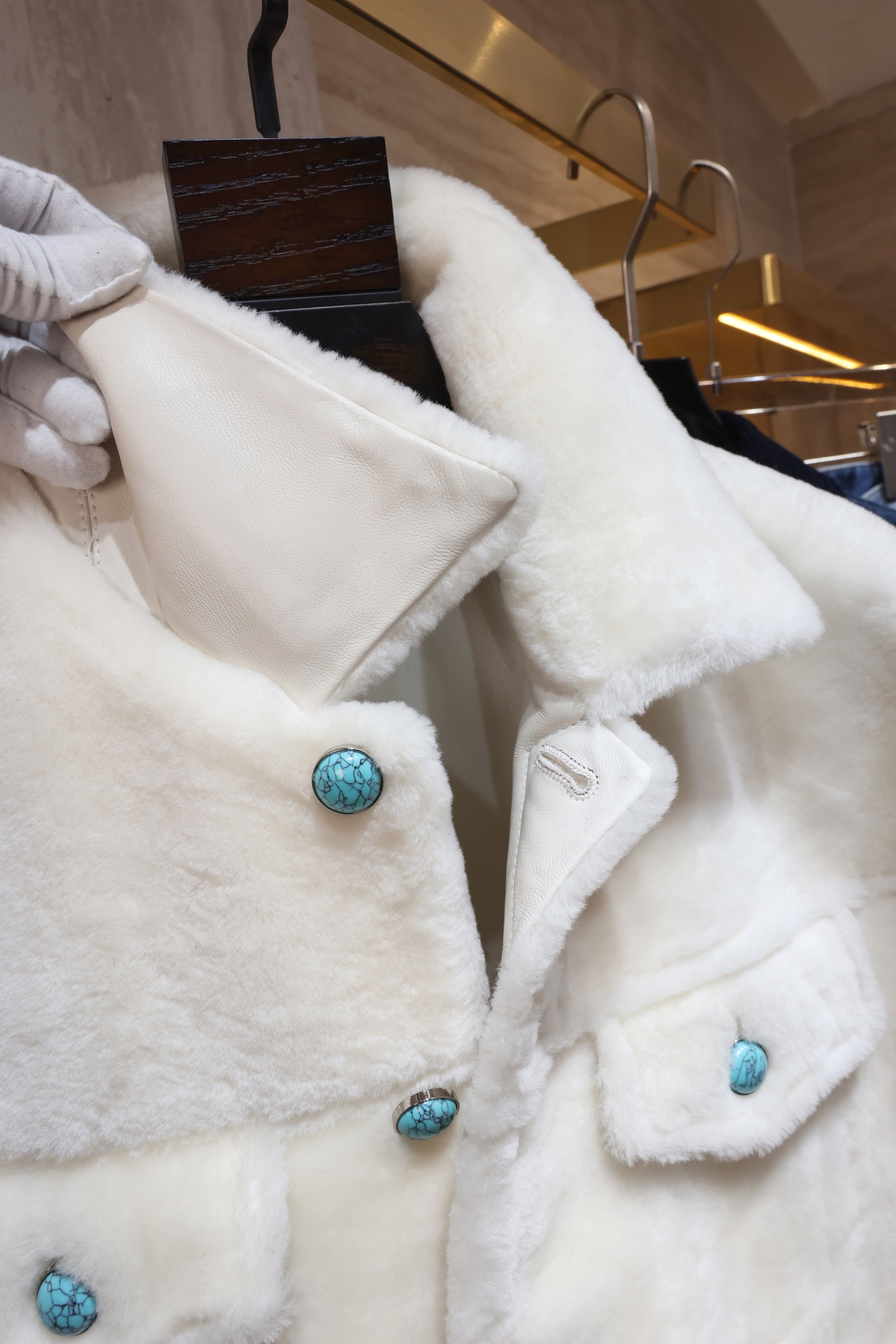 P2700 现货发售！1V 2025年官网最新皮毛一体 土耳其进口皮毛一体不做国产货 皮料超级厚实 手感柔软 绿松石扣子点缀 彰显满满的老钱风 尺码：48-56 