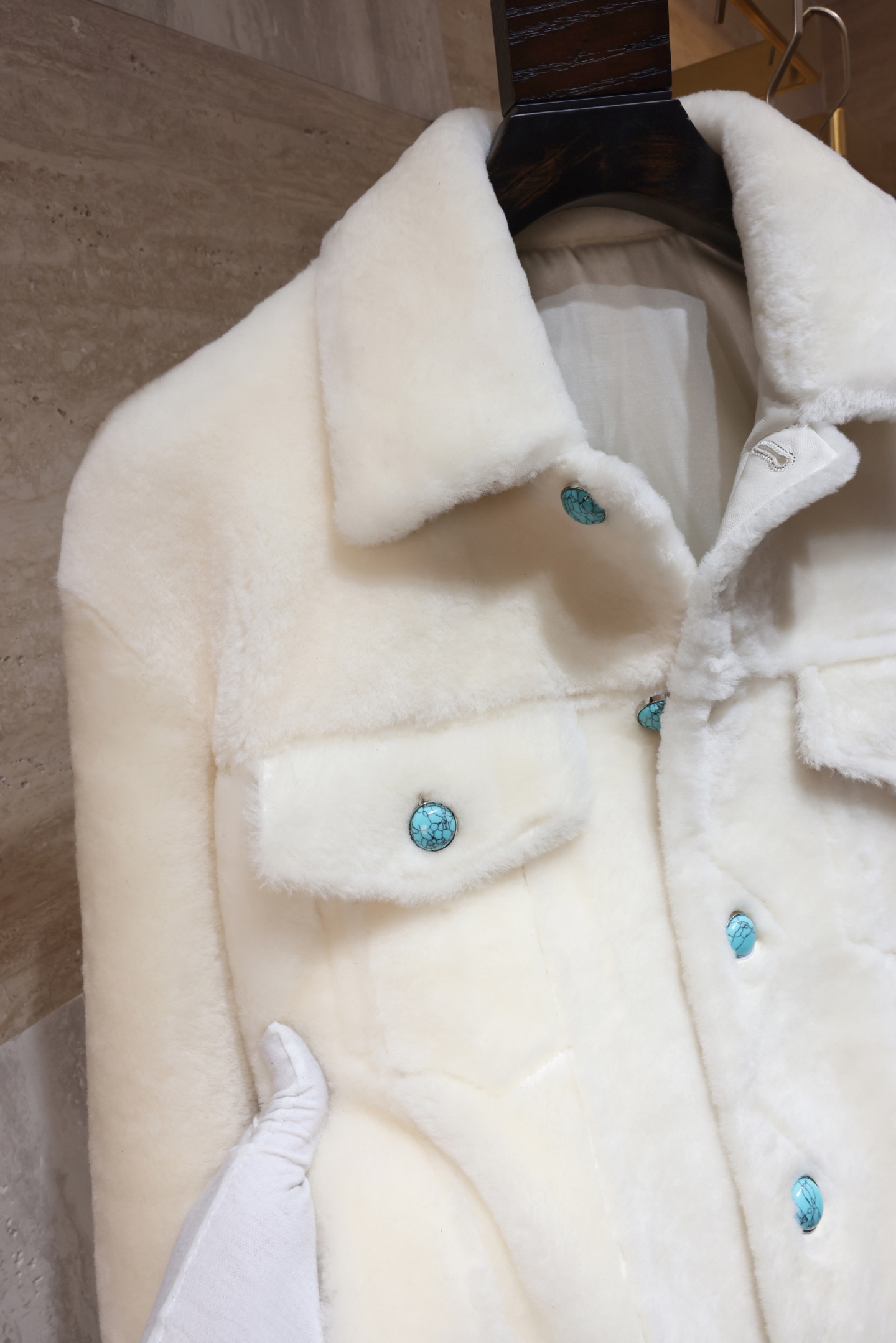 P2700 现货发售！1V 2025年官网最新皮毛一体 土耳其进口皮毛一体不做国产货 皮料超级厚实 手感柔软 绿松石扣子点缀 彰显满满的老钱风 尺码：48-56 