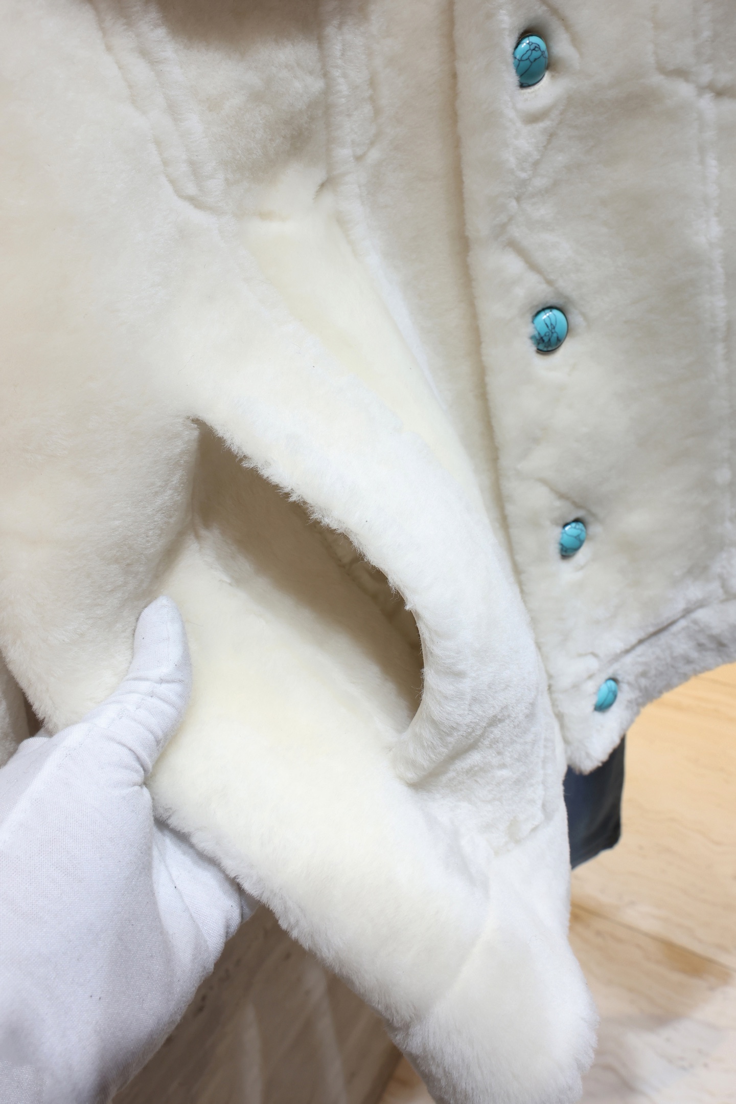 P2700 现货发售！1V 2025年官网最新皮毛一体 土耳其进口皮毛一体不做国产货 皮料超级厚实 手感柔软 绿松石扣子点缀 彰显满满的老钱风 尺码：48-56 