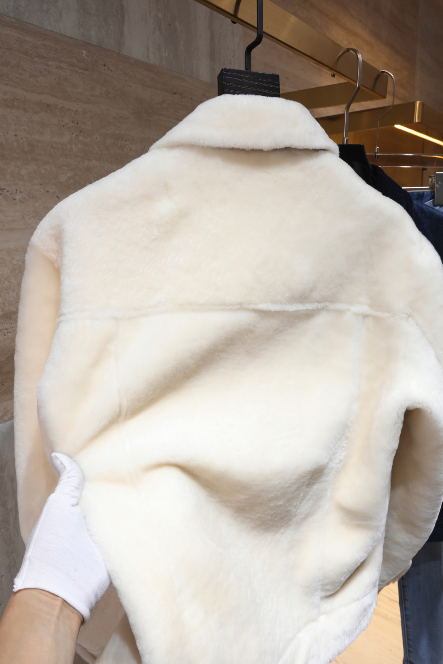 P2700 现货发售！1V 2025年官网最新皮毛一体 土耳其进口皮毛一体不做国产货 皮料超级厚实 手感柔软 绿松石扣子点缀 彰显满满的老钱风 尺码：48-56 