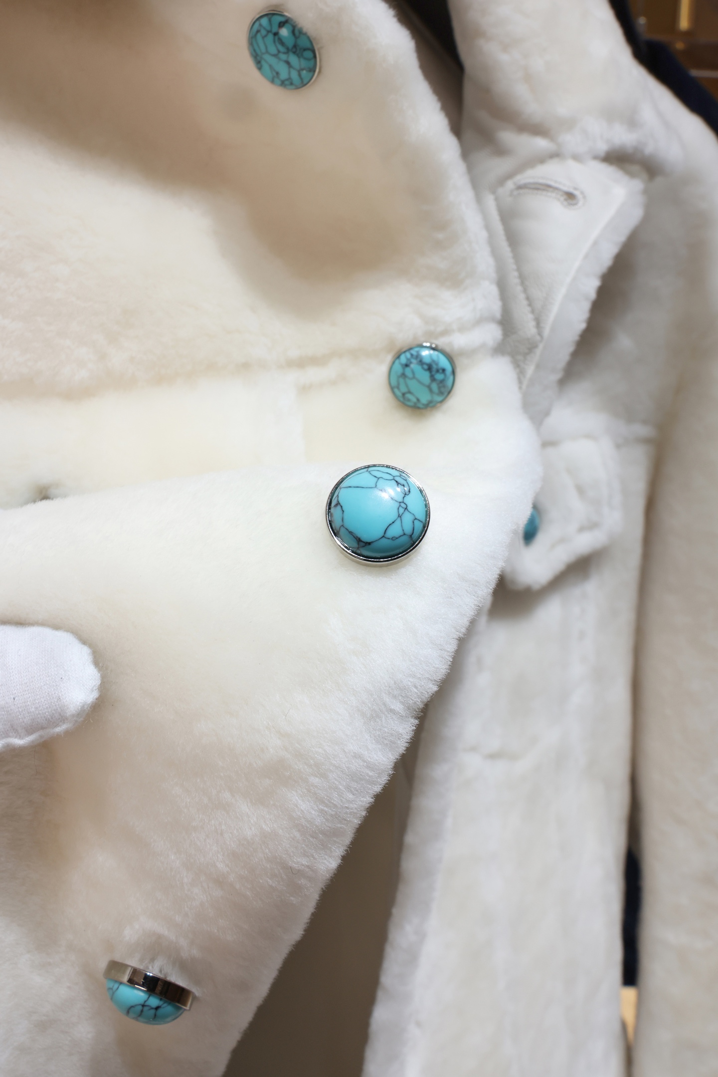 P2700 现货发售！1V 2025年官网最新皮毛一体 土耳其进口皮毛一体不做国产货 皮料超级厚实 手感柔软 绿松石扣子点缀 彰显满满的老钱风 尺码：48-56 