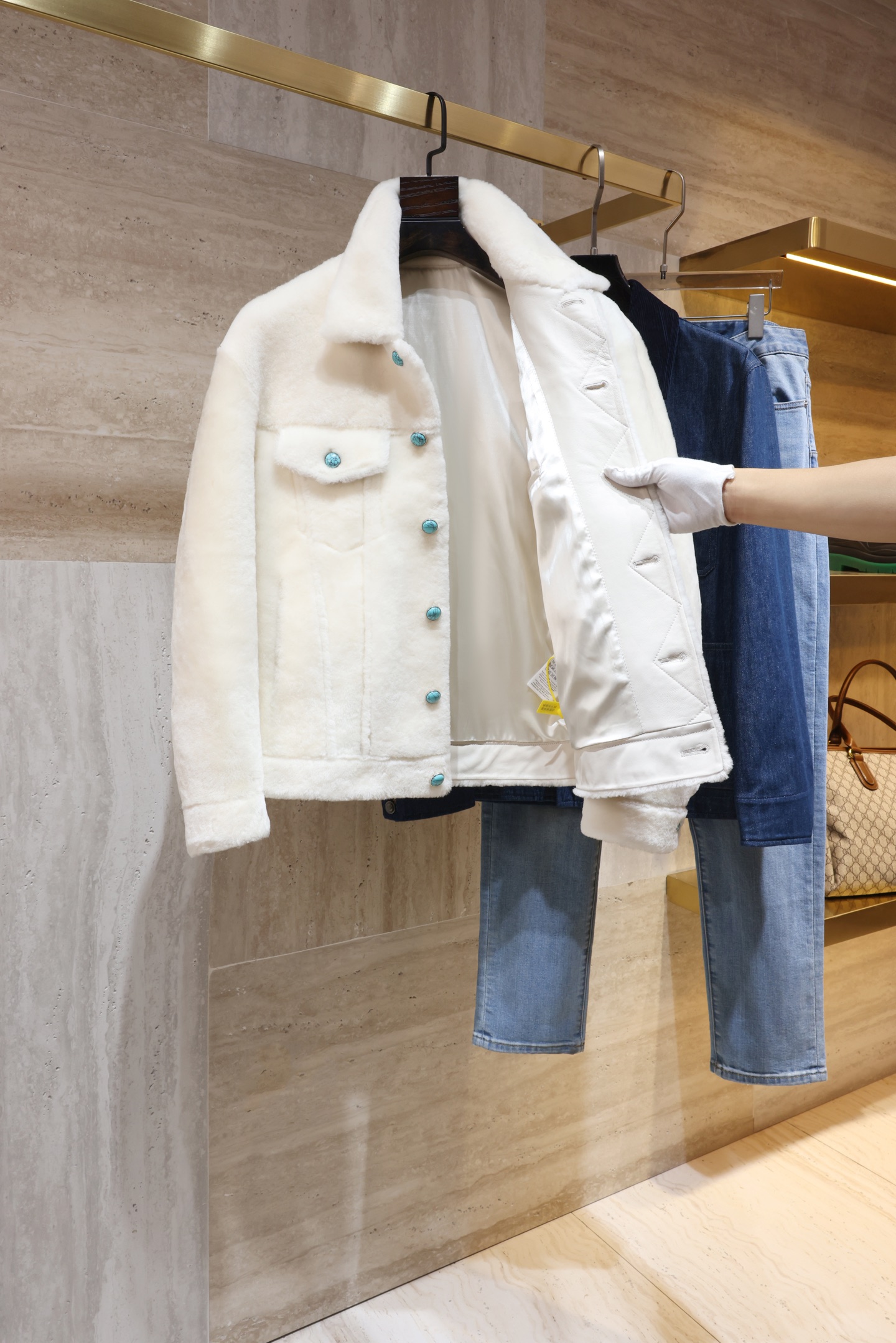 P2700 现货发售！1V 2025年官网最新皮毛一体 土耳其进口皮毛一体不做国产货 皮料超级厚实 手感柔软 绿松石扣子点缀 彰显满满的老钱风 尺码：48-56 