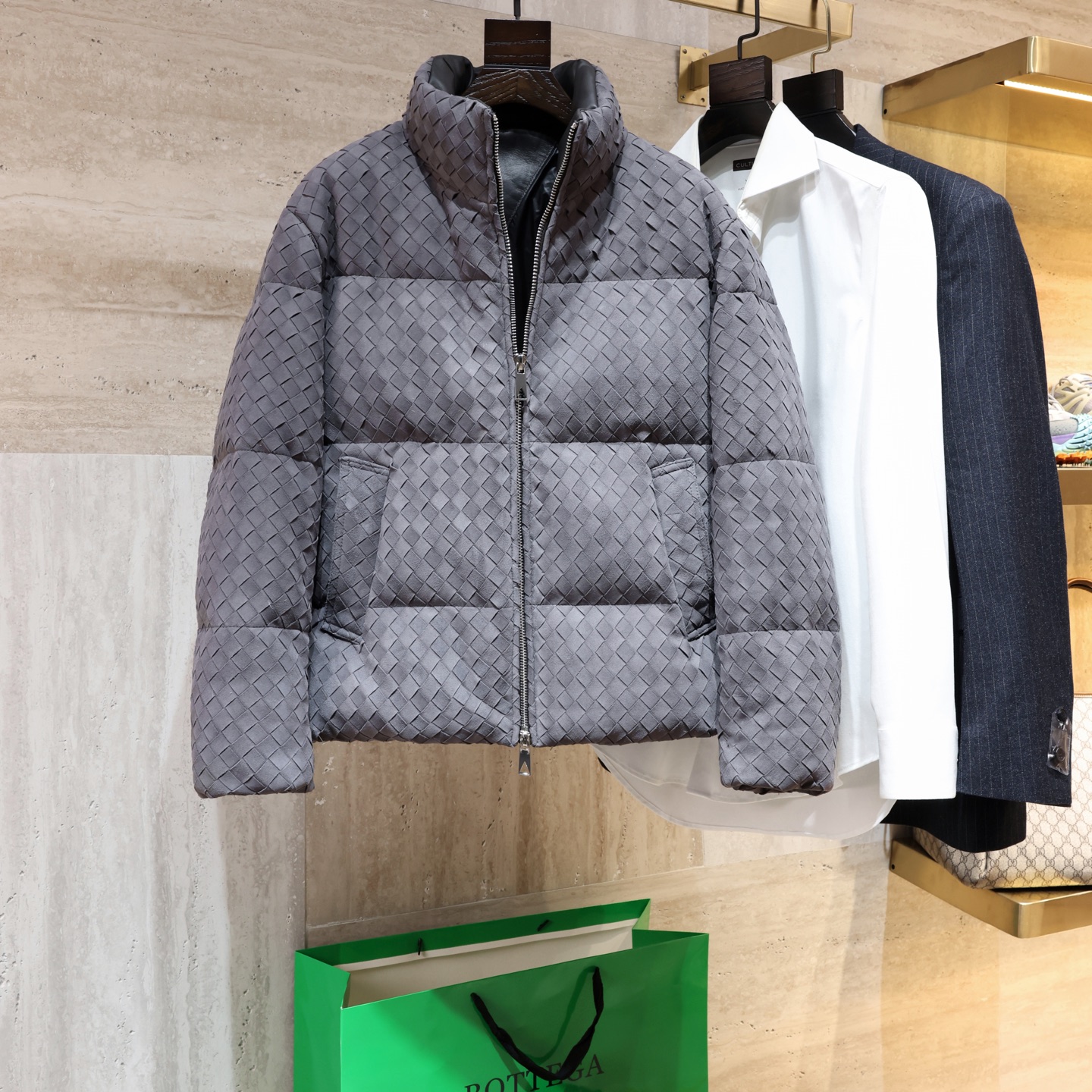 NO:688788,Ready for sale!  Bottega Veneta imported suede sheepskin white goose down down jacket, simple design + classic intrecciato weaving, full of low-key luxury. National standard 90 white goose down filling, light and warm!  It is more flexible to wear, the zipper is easy to open and close, practical and fashionable!  Size 48-56,,bottega veneta,down jacket,sheepskin,chamois leather,Top Customize119860909现货发售！Bottega Veneta 进口麂皮绒面羊皮 白鹅绒羽绒服 简约设计+经典Intrecciato编织 低调奢华感满满.国标90白鹅绒填充,轻盈又保暖！穿搭更灵活,拉链开合方便,实用又时髦！尺码48-56,,bottega veneta,down jacket,sheepskin,chamois leather,Top Customize1,Men's clothing