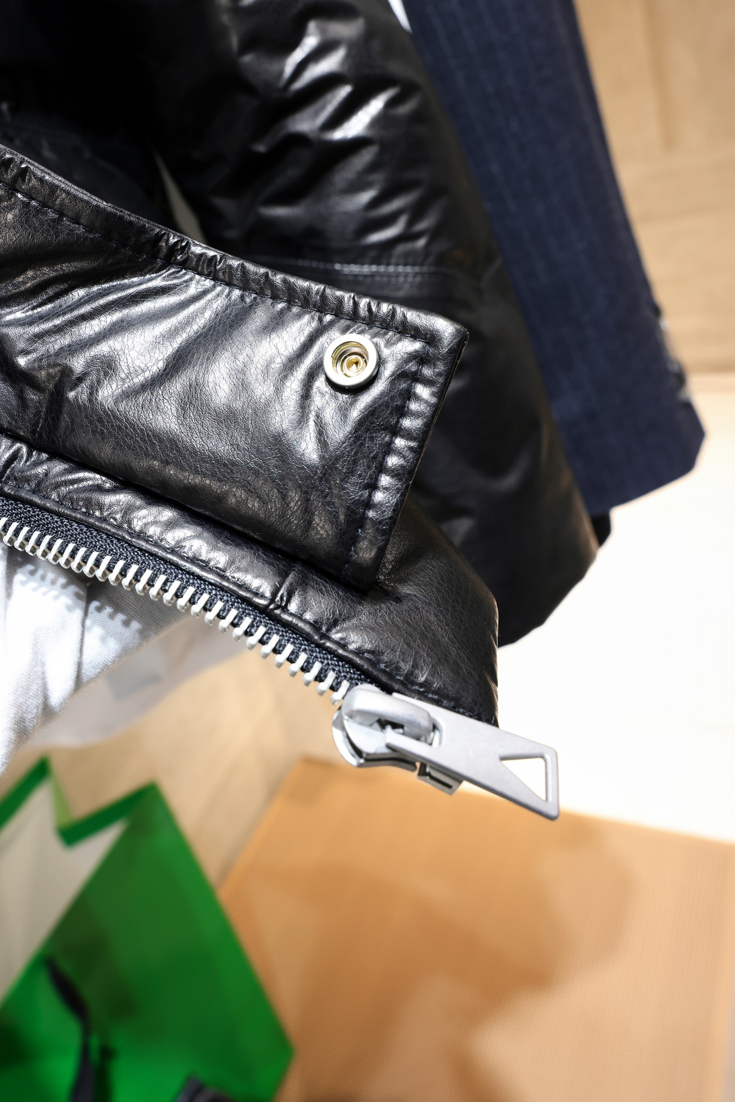 P1800 现货发售！Bottega Veneta 进口牛皮白鹅绒羽绒服 简约设计+经典Intrecciato编织 低调奢华感满满。国标90白鹅绒填充，轻盈又保暖！穿搭更灵活，拉链开合方便，实用又时髦！尺码：48-56