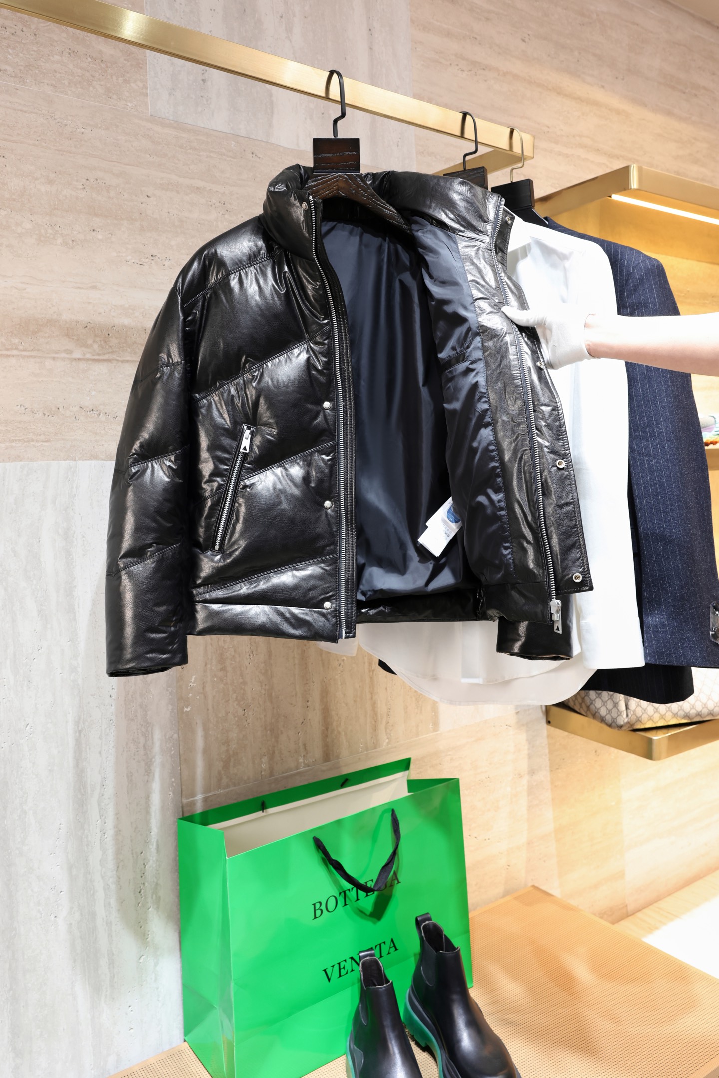 P1800 现货发售！Bottega Veneta 进口牛皮白鹅绒羽绒服 简约设计+经典Intrecciato编织 低调奢华感满满。国标90白鹅绒填充，轻盈又保暖！穿搭更灵活，拉链开合方便，实用又时髦！尺码：48-56