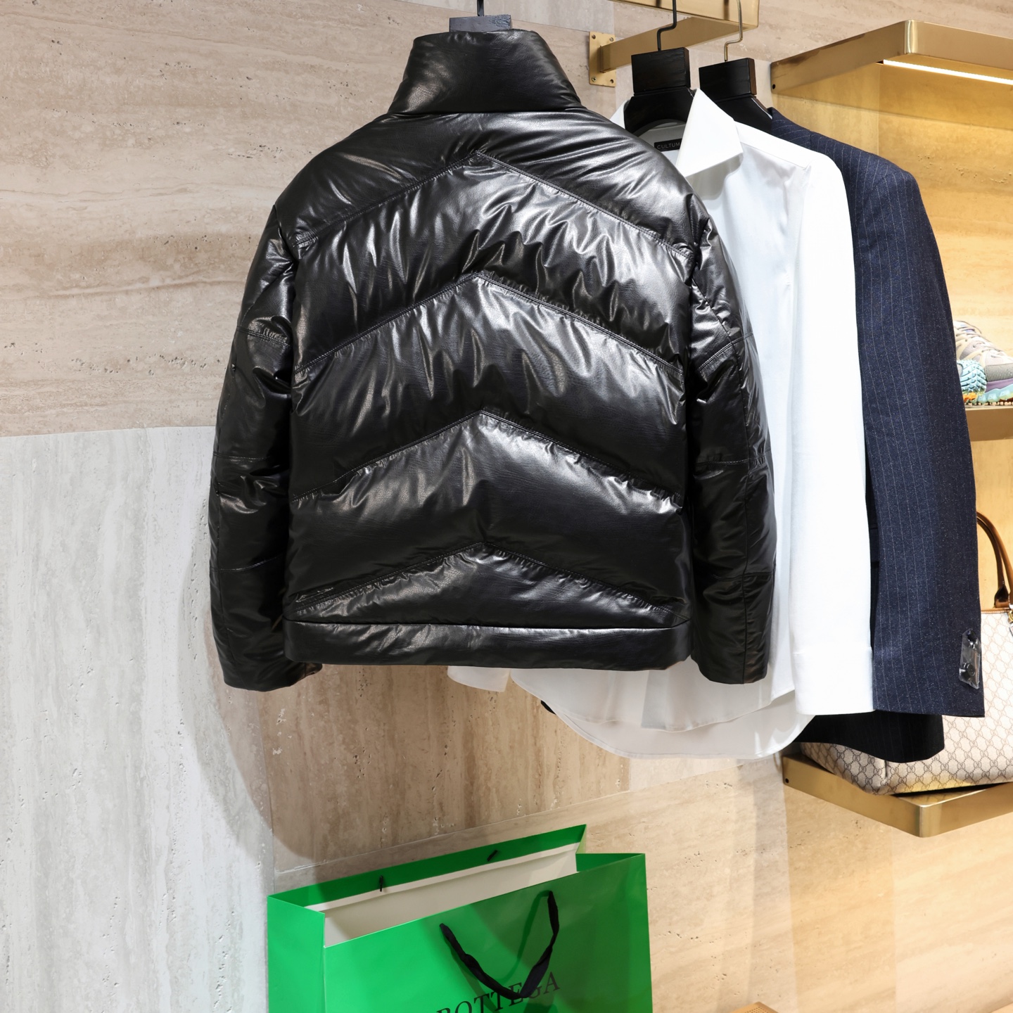 P1800 现货发售！Bottega Veneta 进口牛皮白鹅绒羽绒服 简约设计+经典Intrecciato编织 低调奢华感满满。国标90白鹅绒填充，轻盈又保暖！穿搭更灵活，拉链开合方便，实用又时髦！尺码：48-56