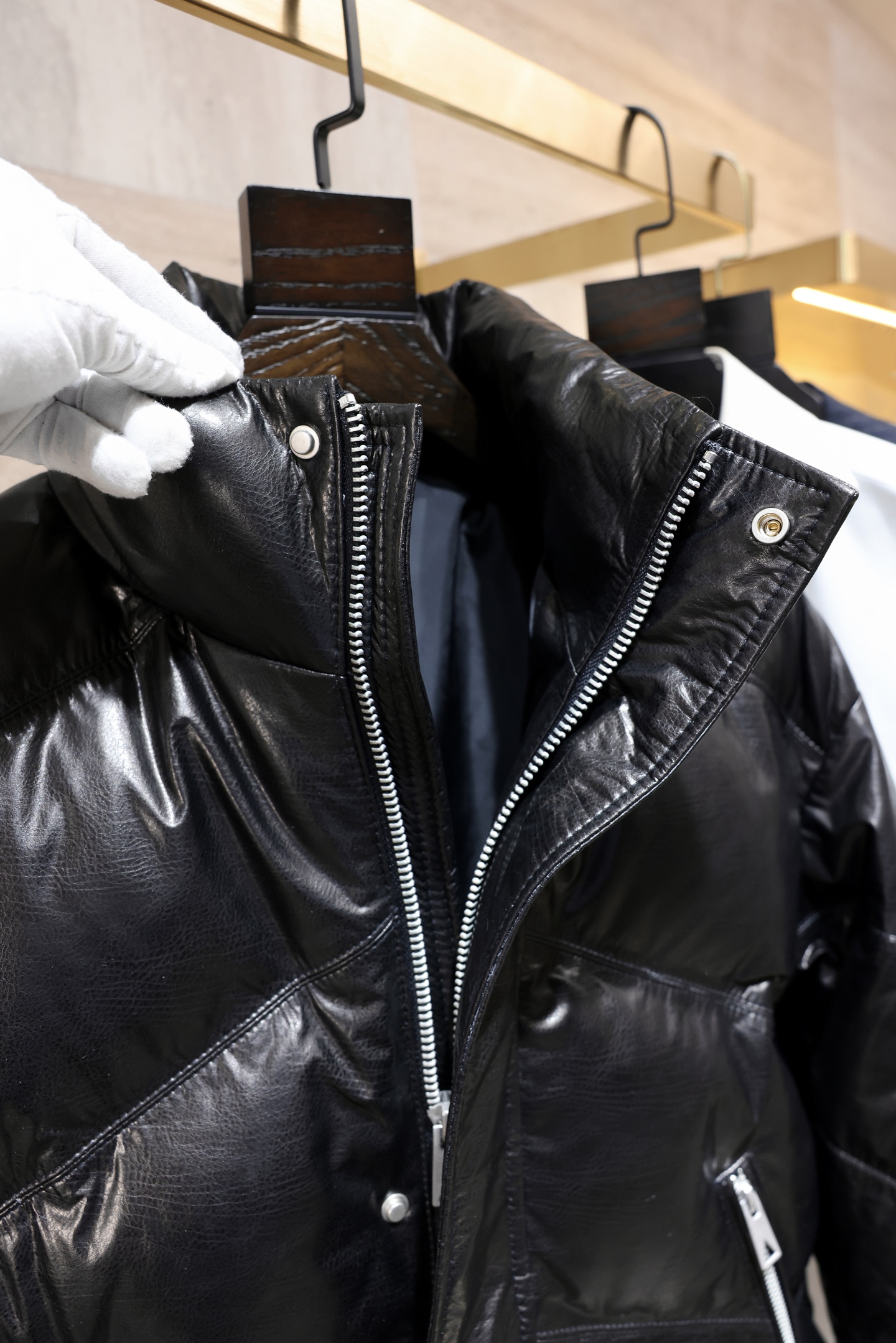 P1800 现货发售！Bottega Veneta 进口牛皮白鹅绒羽绒服 简约设计+经典Intrecciato编织 低调奢华感满满。国标90白鹅绒填充，轻盈又保暖！穿搭更灵活，拉链开合方便，实用又时髦！尺码：48-56