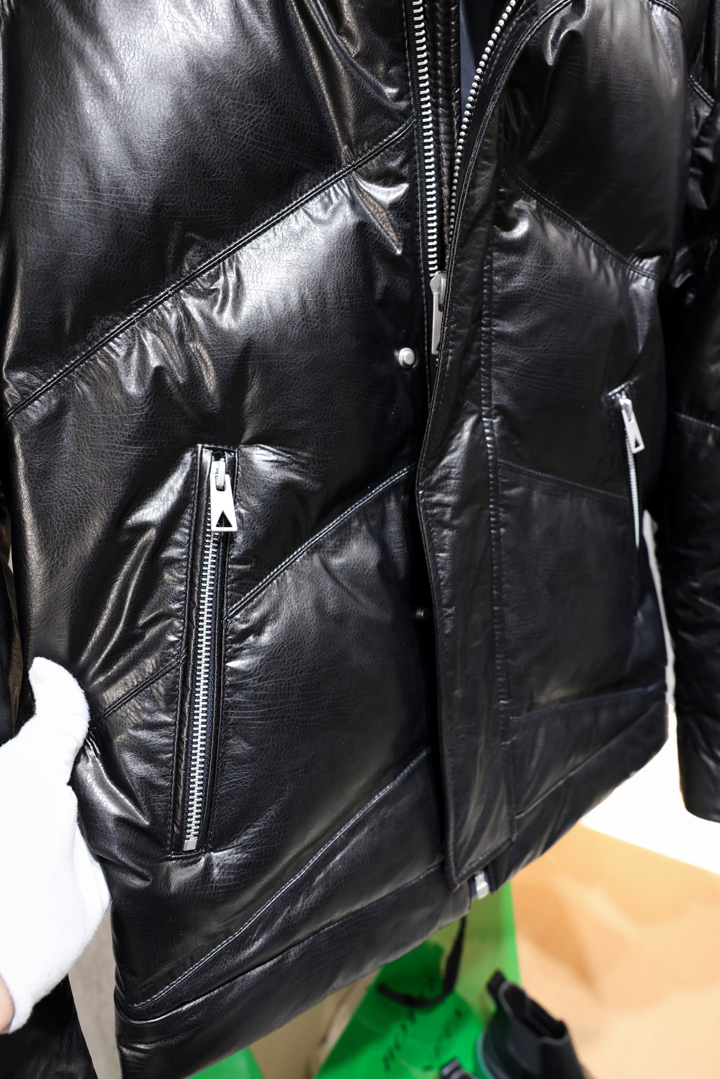 P1800 现货发售！Bottega Veneta 进口牛皮白鹅绒羽绒服 简约设计+经典Intrecciato编织 低调奢华感满满。国标90白鹅绒填充，轻盈又保暖！穿搭更灵活，拉链开合方便，实用又时髦！尺码：48-56