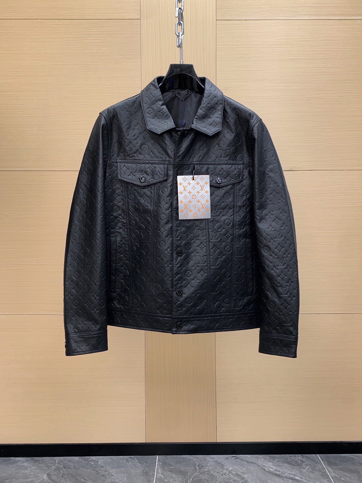 NO:688767,Ready for sale!  LV Autumn and Winter Leather Jacket Hot Style This is our first self-made style. However, various inferior versions have appeared on the market. Please look for our high-quality Korean imported cowhide. Thick, straight and stylish. Full body embossed. Original hardware. Quality is visible. Sizes 48-56, Louis Vuitton, leather jacket, cowhide, Top Customize119860909现货发售！LV 秋冬皮衣 爆款 这款是我们的首设自制款 但是市面已出现各种劣质版 请认准我们家的品质高品质 韩国进口牛皮 厚实笔挺有型 全身压花 原版五金 品质看得见 尺码48-56,,louis vuitton,leather jacket,cowhide,Top Customize1,Men's clothing