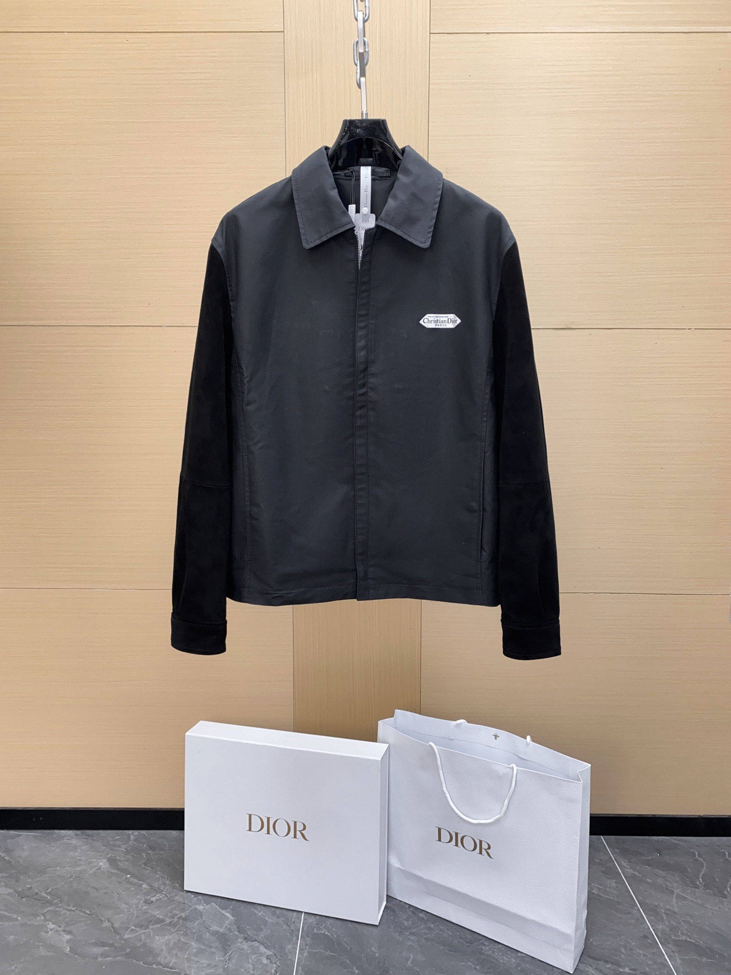 NO:688769,Ready for sale!  2025 Autumn and Winter Haute Couture Series Sheepskin and Suede Spliced Zip Jacket This short jacket is a new product of the 2025 winter men's wear series. It is decorated with a Christian Dr Paris logo label inspired by the spirit of Dr's haute couture, paying homage to Dr.  A tribute to the extraordinary savoir-faire of the atelier. Crafted from black cotton-blend satin, it features contrasting tonal lambskin sleeves and a hidden zip closure. Regular fit with wide angled collar as the finishing touch to an elegant look. Contrasting materials | Christian Dior Paris on the chest  Tags | Wide-angle collar | Hidden zipper closure | Side slit pockets | Side adjustable button tabs Sheep leather Lining Cupro fiber Material 295 cotton, 5 spandex Sheep leather suede Customized imported sheep leather 'Genuine sheep leather finely ground suede, every inch of suede is derived from the fine fibers of natural leather. Soft and waxy, skin-friendly yet durable and resistant to wear and tear.  , it is a natural touch that ordinary imitation suede cannot replicate.' Black cotton blended satin body, cotton blending gives a crisp silhouette, the satin material reflects the matte high-end feel under the light and shadow, and the toughness hides exquisite details. Windproof, light and waterproof, iconic label, chest label exclusive logo, points out the 2025 autumn and winter haute couture identity, and is the identity badge of the fashion pioneer;  The cupro fiber lining is fully printed with jacquard letters of the brand, which penetrates the brand genes from the inside to the outside, allowing the sense of luxury to quietly burst out in the details.  This is a jacquard weaving process, which is a small jacquard process in woven jacquard. The letter pattern is directly formed during the weaving process through the interlacing of warp and weft threads, which is different from printing, which is a pattern printed later. This process uses a jacquard loom to make the letters present a delicate concave and convex texture through different changes in yarn structure (such as partial yarn floating, partial yarn interweaving), and the pattern is highly firm and will not fall off or blur as easily as printing. High-end lies in the details  Whether it is an elite aura for urban commuting or a personal expression in casual occasions, this jacket can help you stand out in the style game with the dual advantages of luxurious splicing and high-definition details, and become the fashion focus of the crowd with both taste and style. The Dior luxury and elegant style of the 2025 autumn and winter begins for you now.,, dior, dior, jackets & coats, sheepskin, chamois leather, Top Customize119860909现货发售！2025秋冬高定系列 羊皮革麂皮绒拼接拉链夹克 这款短夹克是二零二五冬季男装系列新品,饰以灵感源自 Dr 高订精神的 Christian Dr Paris 标志标签,向 Dr 工坊非凡的精湛工艺致敬.采用黑色棉质混纺缎面精心制作,搭配对比鲜明的同色调羊皮革衣袖和隐藏式拉链开合,别具一格.常规版型,带有宽角领,可作为优雅造型的点睛之笔. 对比鲜明的材质 ｜胸前饰以 Christian Dior Paris 标签｜宽角领｜隐藏式拉链开合｜侧面开缝口袋｜侧面可调节纽扣袢扣 羊皮革 里料 铜氨纤维 材料295 棉,5 氨纶 羊皮革麂皮绒 订制进口羊皮革 「真羊皮革精磨麂皮绒,每一寸绒面都源自天然皮料的细腻纤维.软糯亲肤却耐穿抗造 ,是普通仿麂皮绒无法复刻的自然触感.」 黑色棉质混纺缎面衣身 ,棉质混纺赋予挺括廓形,缎面材质在光影下折射出哑光高级感,硬朗中暗藏精致细节.防风轻防水 标志性标签 胸前标签专属标识,点明2025秋冬高定身份,是时尚先锋的身份徽章； 铜氨纤维里料满印品牌字母提花,从内到外的品牌基因渗透,让奢华感在细节处悄然迸发 这是提花织造工艺,属于梭织提花中的小提花工艺.通过经线与纬线的交错沉浮直接在织造过程中形成字母花纹,区别于印花是后期印上去的图案.这种工艺借助提花织机,通过不同的纱线组织变化（比如部分纱线浮起、部分纱线交织）,让字母呈现出细腻的凹凸质感,且图案牢固度高,不会像印花那样容易脱落或模糊 高档在细节 无论是都市通勤的精英气场,还是休闲场合的个性表达,这款夹克都能以奢华拼接+高定细节的双重优势,助你在风格博弈中脱颖而出,成为人群中兼具品味与格调的时尚焦点. 属于2025秋冬的迪奥奢雅型格,此刻为你启幕.,,dior,dior,jackets & coats,sheepskin,chamois leather,Top Customize1,Men's clothing