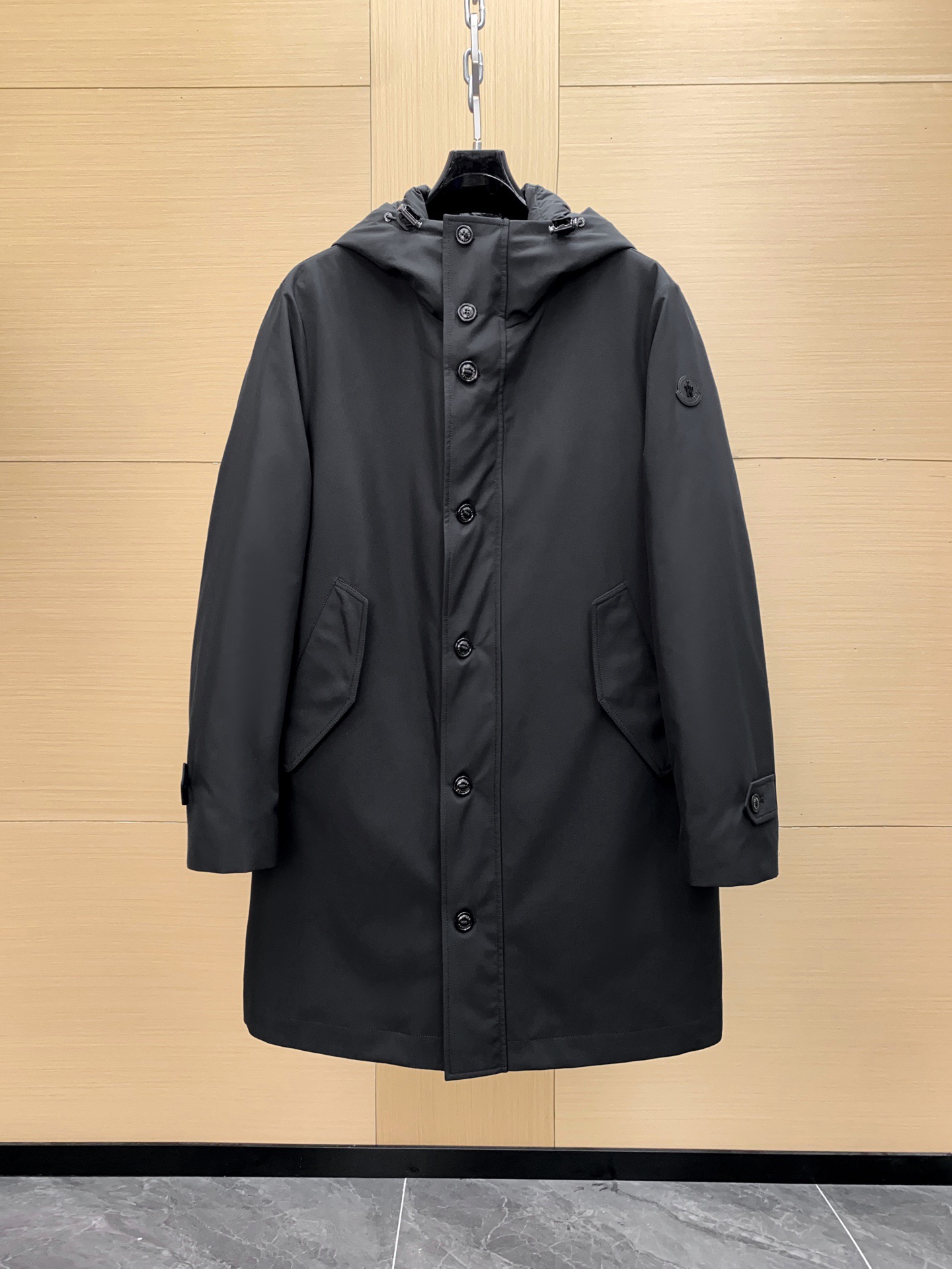 NO:688778,Ready for sale!  Ding-level men's wear with mouth, original operation. Men's wear three-in-one disassembly goose down jacket. Originated from TE IJIN, the pioneer of Japanese high-performance fiber research and development, this polyester fiber fabric combines cutting-edge textile technology and minimalist aesthetics, presenting a modern fabric solution that combines functionality and casual fashion expression. Fabric Polyester/Polyamide composite fiber (POLYESTER/POLYAMIDEBICOMPONENT) Liner fabric  Polyester/polyamide composite fiber (POLYESTER) Filled 90 white goose down Komatsu Polyester polyamide composite fiber fabric is a high-performance composite textile fabric, usually used in outdoor sports equipment, work clothes, protective clothing and other fields. The main feature of this fabric is to combine the advantages of polyester (Polyester) and polyamide (Nylon) fibers to improve the strength, wear resistance, comfort and functionality of the fabric. The following are some core features of the fabric Material combination  1. Polyester (Polyester) has good wear resistance, wrinkle resistance and strength, strong UV resistance and heat resistance, and is suitable for various harsh environments. 2. Polyamide (Nylon) has excellent elasticity, wear resistance and chemical resistance, and is also very light and durable. Composite characteristics 1. Strength and durability The composite of polyester and polyamide makes the fabric stronger and suitable for high-intensity activities such as mountain climbing, hiking and extreme sports.  2. Comfort Polyester fiber has relatively poor hygroscopicity, but its combination with polyamide fiber can enhance the breathability of the fabric, making the wearer more comfortable during activities. 3. Waterproof and windproof properties. Since both polyester and polyamide have good waterproof and windproof properties, this composite fabric is usually used in the production of outerwear and protective clothing, which can effectively block cold and wet weather.  4. Anti-UV fabrics have good resistance to ultraviolet rays and can provide certain protection, especially when used in outdoor activities, which can reduce the damage of ultraviolet rays to the skin. 5. The high color fastness treatment allows the fabric to remain as new as new after repeated washing, with stable quality, suitable for mass development of big brands or the creation of brand iconic colors. 6. Environmentally friendly and sustainable choices Teijin Group promotes recyclable polyester fiber technologies, such as ECOPET, SOLOTEX, etc., to help realize the application of green and low-carbon fabrics. Application scenarios  1. Development of luxury outdoor sportswear, clothing for mountaineering, skiing, hiking and other activities, which can withstand extreme weather conditions. 2. Work clothes especially require wear-resistant and durable working environments, such as construction sites, machinery maintenance, etc. 3. Protective clothing is used in military, firefighting and other fields that require high-intensity protection.,,Moncler,Top Customize119860909现货发售！鼎级蒙口男装 原版操作 . 男装 三合一拆卸鹅绒服 . 源自日本高性能纤维研发先锋-帝人集团（TE IJIN）,此款聚酯纤维面料融合尖端纺织科技与极简美学,呈现出兼具功能性与休闲时尚表现力的现代面料解决方案. 面料聚酯/聚酰胺复合纤维（POLYESTER /POLYAMIDEBICOMPONENT） 内胆面料 聚酯/聚酰胺复合纤维（POLYESTER） 填充物90白鹅绒 Komatsu 聚酯聚酰胺复合纤维面料是一种高性能的复合纺织面料,通常用于户外运动装备、工作服以及防护服等领域.这种面料的主要特点是将聚酯（Polyester）和聚酰胺（Nylon）两种纤维的优势结合起来,提升面料的强度、耐磨性、舒适性以及功能性.以下是该面料的一些核心特点 材质组合 1.聚酯（Polyester）具有良好的耐磨性、抗皱性和强度,抗紫外线、耐热性较强,适合各种恶劣环境. 2.聚酰胺（Nylon）具有出色的弹性、耐磨性和耐化学性,同时也非常轻便,耐用性较高. 复合特性 1.强度和耐用性聚酯和聚酰胺的复合使面料更加强韧,适合高强度的活动,例如登山、徒步和极限运动. 2.舒适性聚酯纤维的吸湿性相对较差,但与聚酰胺纤维的搭配可以增强面料的透气性,使穿着者在活动中更加舒适. 3.防水性和防风性由于聚酯和聚酰胺都具有较好的防水防风性能,这种复合面料通常用于外衣和防护服的制作,能有效阻挡寒冷和潮湿的天气. 4.抗紫外线面料对紫外线的抗性较好,能提供一定的保护,特别是在户外活动中使用时,可以减少紫外线对皮肤的伤害. 5、高色牢度处理上让面料在反复洗涤后依旧色泽如新,品质稳定,适合大牌批量开发或品牌标志性色系打造. 6、环保可持续选择 帝人集团推进可回收聚酯纤维技术,如ECOPET、SOLOTEX等、助力实现绿色低碳面料应用. 应用场景 1.户外运动服奢侈品开发、用于登山、滑雪、徒步等活动服饰,能够承受极端天气条件. 2.工作服特别是需要耐磨、耐久的工作环境,例如工地、机械维修等. 3.防护服用于军事、消防以及其他需要高强度保护的领域.,,Moncler,Top Customize1,Men's clothing