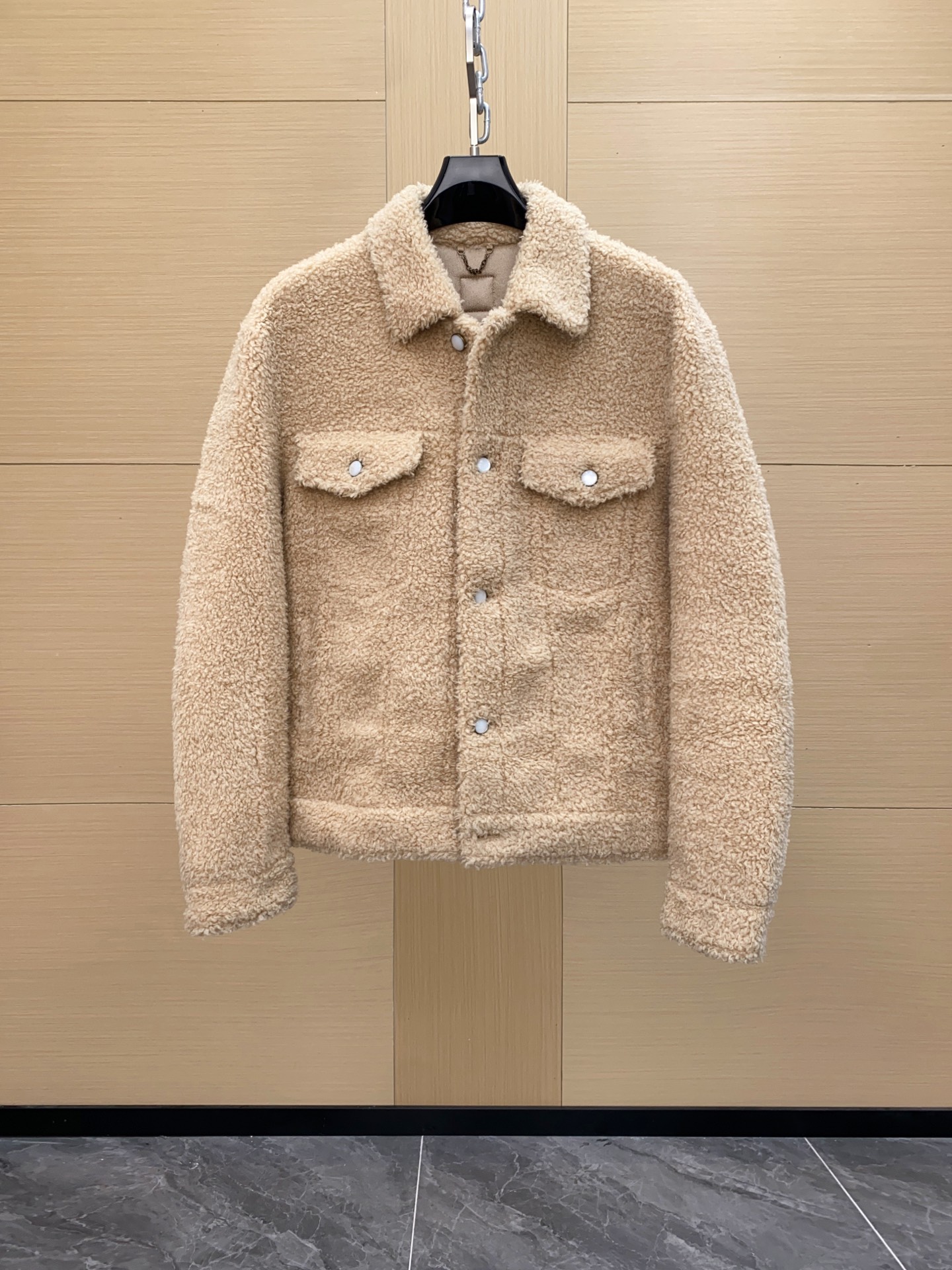 NO:688794,LV 2025 spring men's series fur lamb wool jacket, mainly in khaki brown, soft lamb wool material, warm and comfortable!  Classic denim jacket style, lapels + metal buttons + symmetrical pockets, perfect details. A fusion of college style and motorcycle style, it is suitable for daily wear or light sports, a must-have in autumn and winter!  Pair it with a white shirt or T-shirt to easily create a casual and high-end look and highlight your individual taste. Sizes 46-56, Louis Vuitton, jackets & coats, shirts, tees, t-shirt, Top Customize119860909LV 2025春季男装系列皮毛羊羔毛夹克,主打卡其棕色,柔软羊羔毛材质,保暖又舒适！经典牛仔夹克版型,翻领+金属纽扣+对称口袋,细节满分.学院风和机车风融合,日常穿搭或轻运动都很适合,秋冬季节必备！搭配白衬衫或T恤,轻松打造休闲高级感,彰显个性品味.尺码46-56,,louis vuitton,jackets & coats,shirts,tees，t-shirt,Top Customize1,Men's clothing