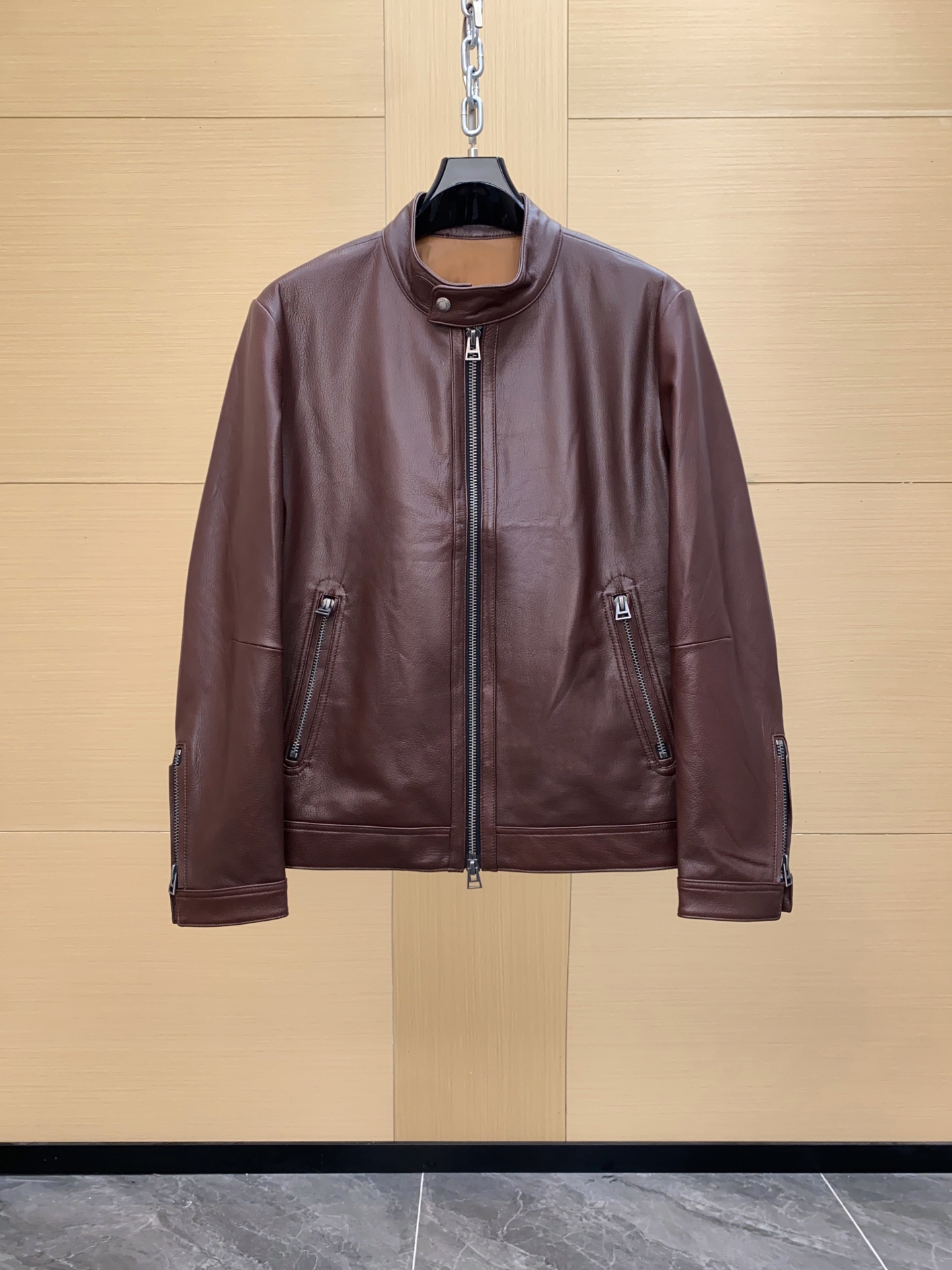 NO:697890,Tom Ford's 2025 autumn and winter motorcycle leather jacket is designed by the new creative director Haider Ackermann. It is made of high-quality first-layer cowhide, which is stiff and breathable. It has classic vertical + zipper decoration, neat lines, cool and sharp, and full of urban feel!  A must-have for autumn and winter, it looks great when paired with a sweatshirt or suit. It can be worn casually or formally. It is a classic item in your wardrobe!  Size 48-56,,tom ford,hoodie,sweatshirts,leather jacket,business suit,cowhide,Top Customize119860909Tom Ford 2025秋冬机车皮衣,由新任创意总监 Haider Ackermann 设计,选用优质头层牛皮,质感硬挺又透气.经典立+拉链装饰,线条利落,冷冽锋利,都市感满满！秋冬穿搭必备,内搭卫衣或西装都很出彩,休闲or正式都能轻松驾驭,是衣橱里的经典单品！尺码48-56,,tom ford,hoodie,sweatshirts,leather jacket,business suit,cowhide,Top Customize1,Men's clothing