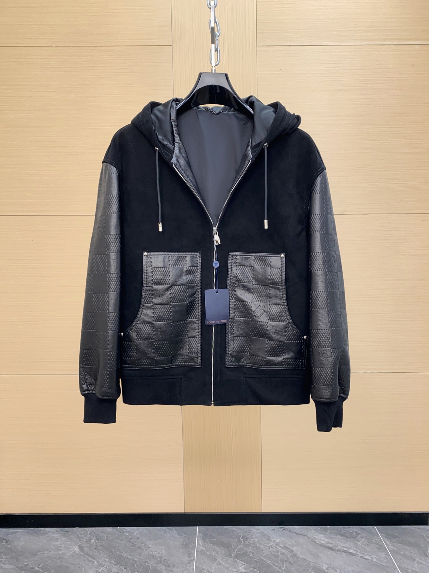 NO:688786,LV mixed South African mixed suede lambskin hooded tunic jacket. This tunic jacket has a sheepskin body with a hood, soft mulberry silk lining, Damier embossed leather sleeves and pockets, highlighting the interest of material collision. It can be paired with a variety of trousers for a casual or formal look. Sizes 48-56,, louis vuitton, jackets & coats, leather jacket, sheepskin, hats, Top Customize119860909LV 混合南非混种绒面小羊皮拼接连帽束腰夹克 本款束腰夹克为羊皮衣身融入风帽、柔软桑蚕丝内衬、Damier 压纹皮革衣袖和口袋,彰显材质碰撞的意趣.可搭配各式裤装成就闲适或正式造型.尺码48-56,,louis vuitton,jackets & coats,leather jacket,sheepskin,hats,Top Customize1,Men's clothing