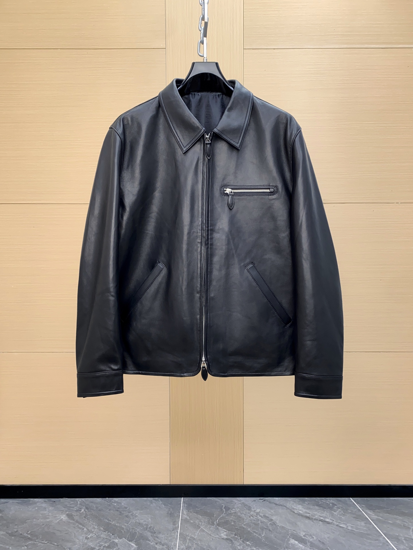 NO:688783,Berluti Sheepskin Conversion 1 Jour Short Jacket Two-way zip closure with 1jour zipper pull One front 1Jour pocket Leather Scritto pattern embossed collar underlay Two metal buckle cuffs Two leather snap buttons Interior features Fully lined in Scritto pattern jacquard cupro Embossed lambskin label Sizes 48-56,,jackets & coats,sheepskin,Top Customize119860909Berluti 羊皮转色1 Jour短夹克 双向拉链开合带有1jour拉链头一个正面1Jour口袋 皮革Scritto图纹压花领衬底部饰有两个金属搭扣袖口两个皮革按扣 内部特征 Scritto图纹提花铜氨全衬里 压花小羊皮标签 尺码48-56,,jackets & coats,sheepskin,Top Customize1,Men's clothing